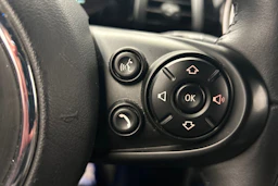 punainen Mini Cooper SE 2021 kuva 21.