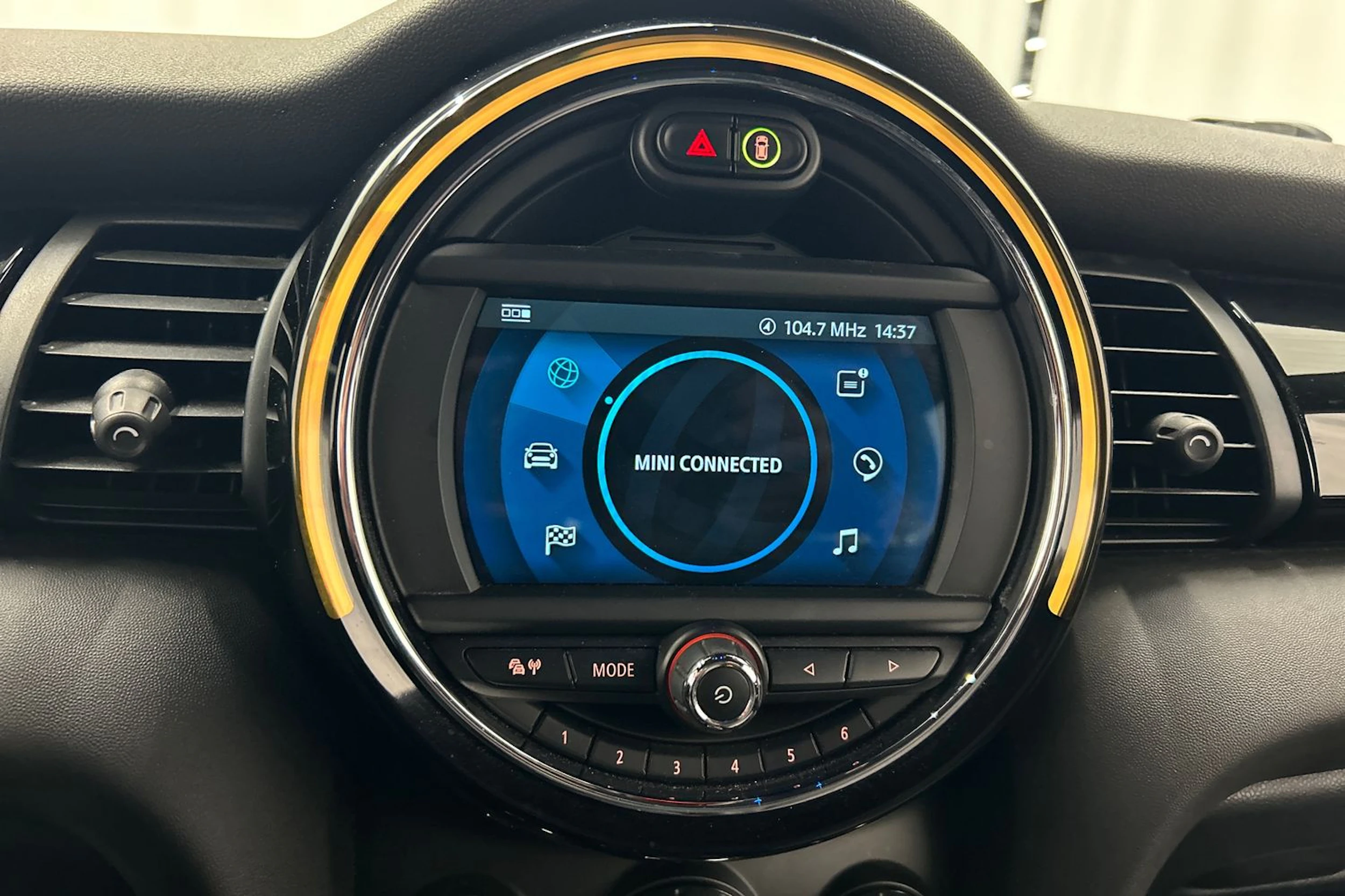 punainen Mini Cooper SE 2021 kuva 22.