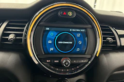 punainen Mini Cooper SE 2021 kuva 22.