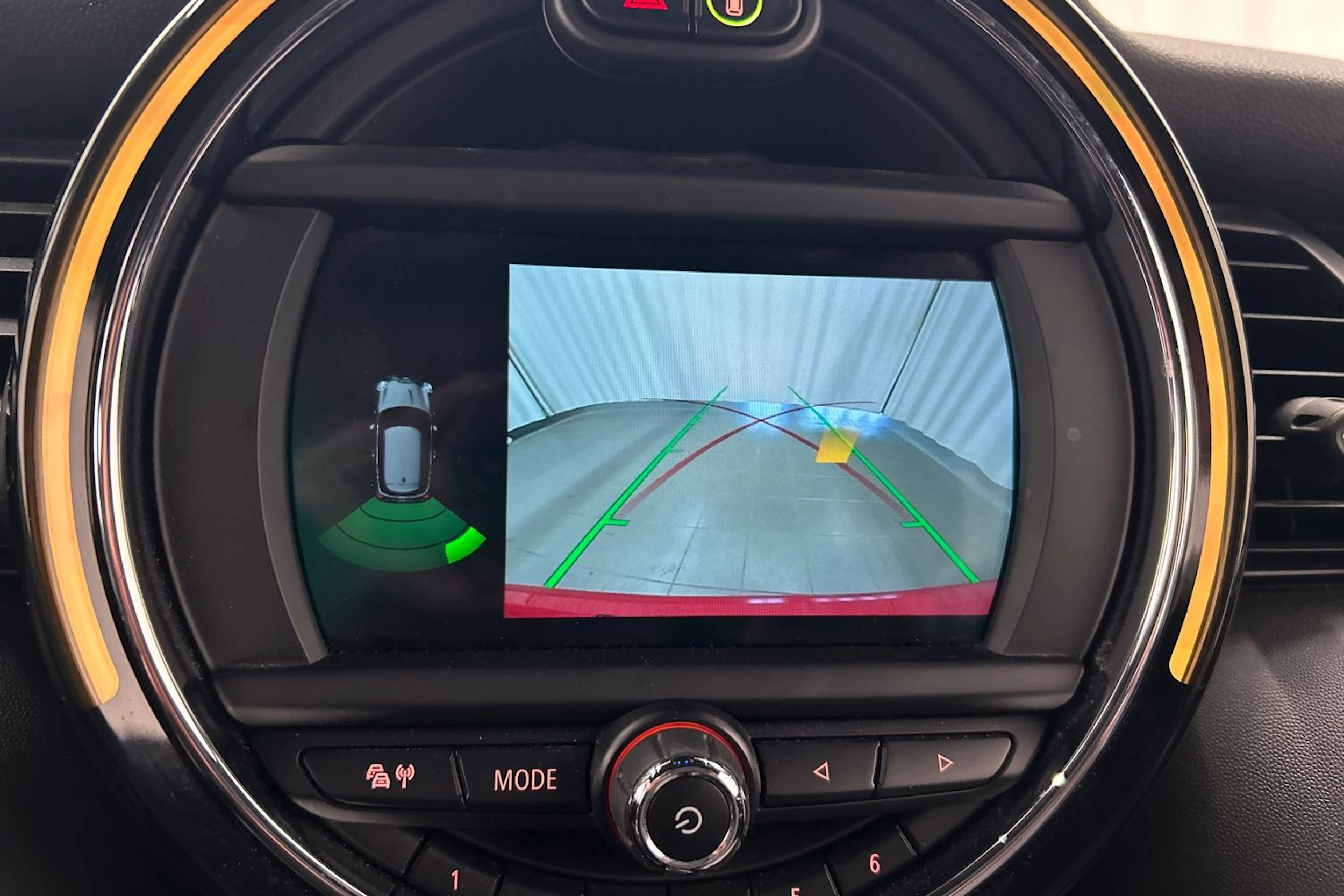 punainen Mini Cooper SE 2021 kuva 23.