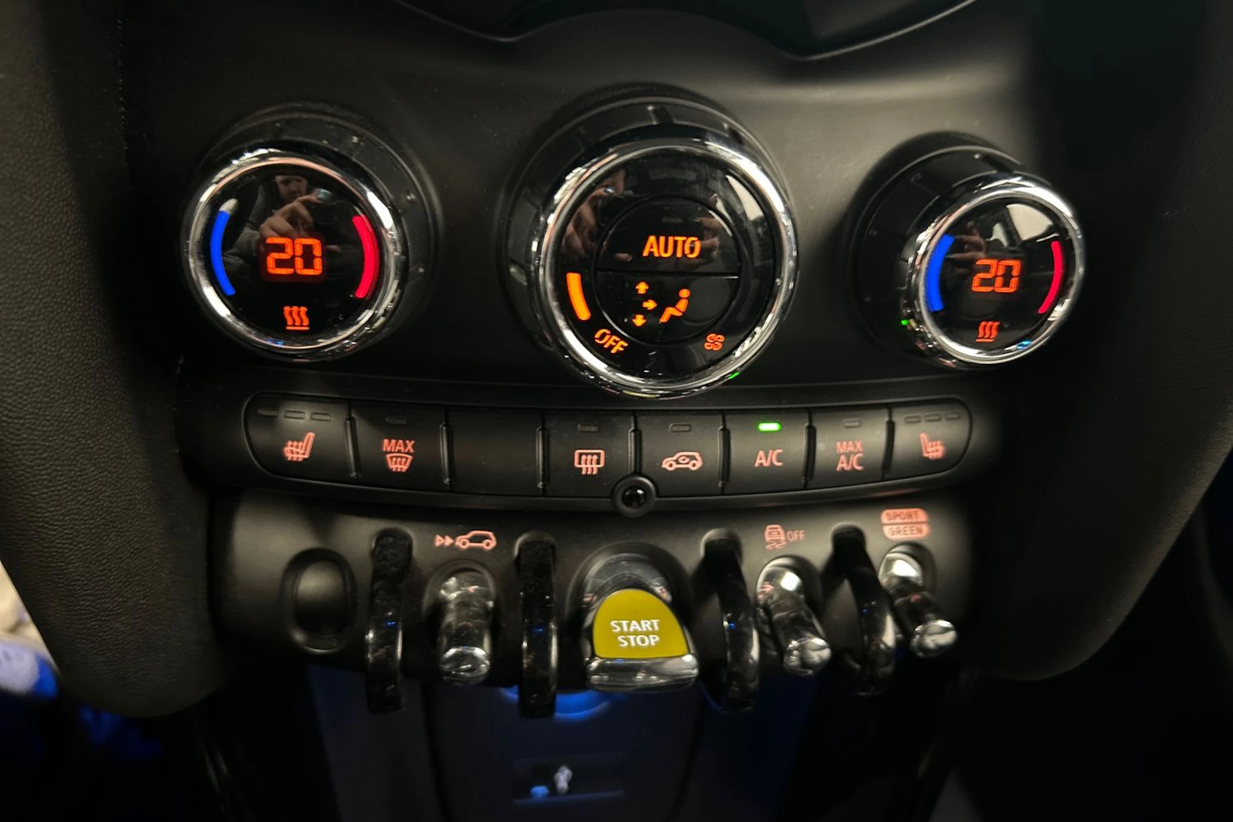 punainen Mini Cooper SE 2021 kuva 24.