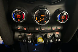 punainen Mini Cooper SE 2021 kuva 24.