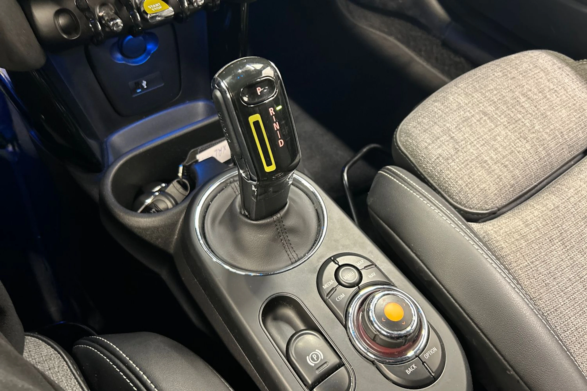 punainen Mini Cooper SE 2021 kuva 25.