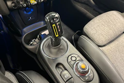 punainen Mini Cooper SE 2021 kuva 25.