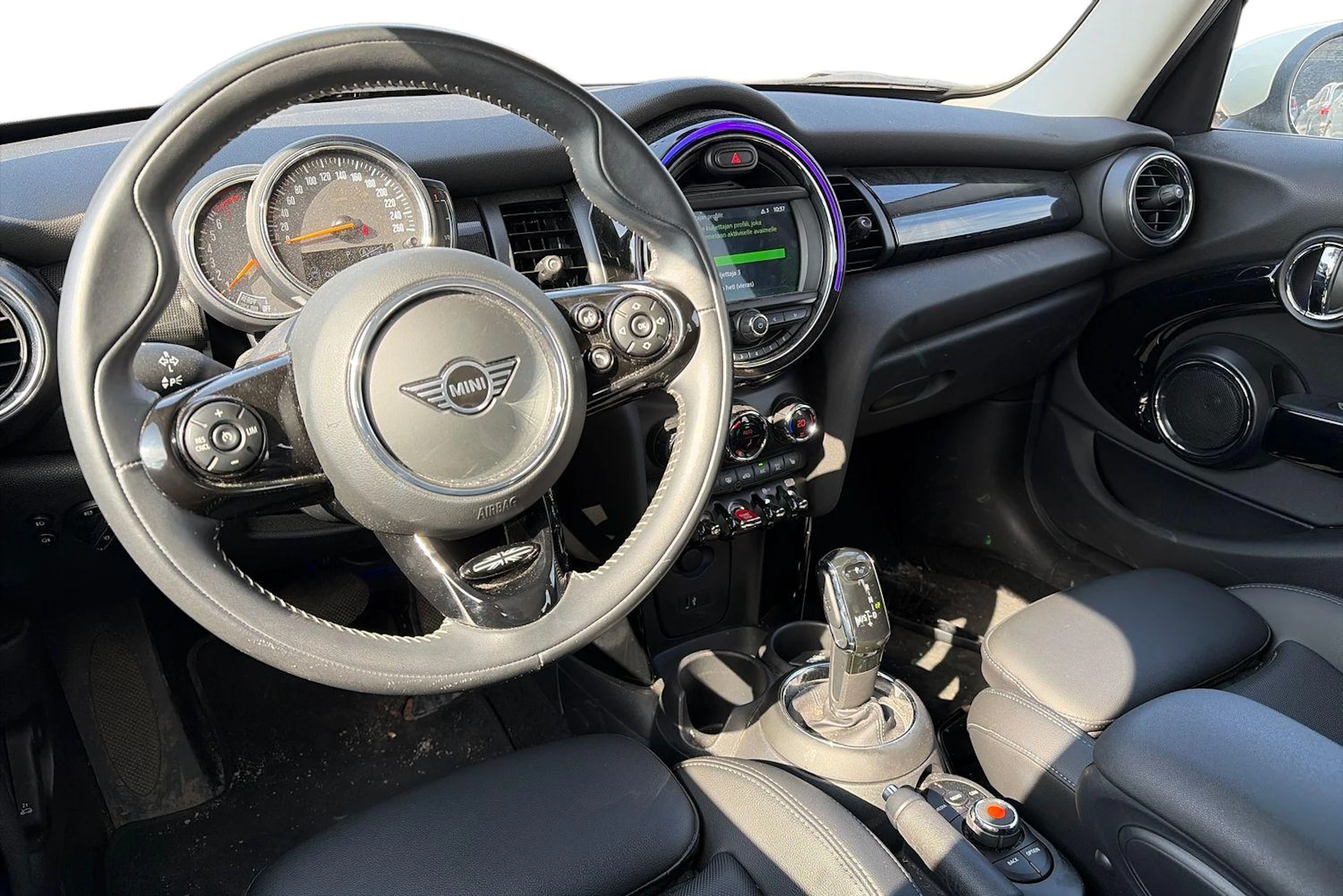 valkoinen Mini Cooper 2021 kuva 3.