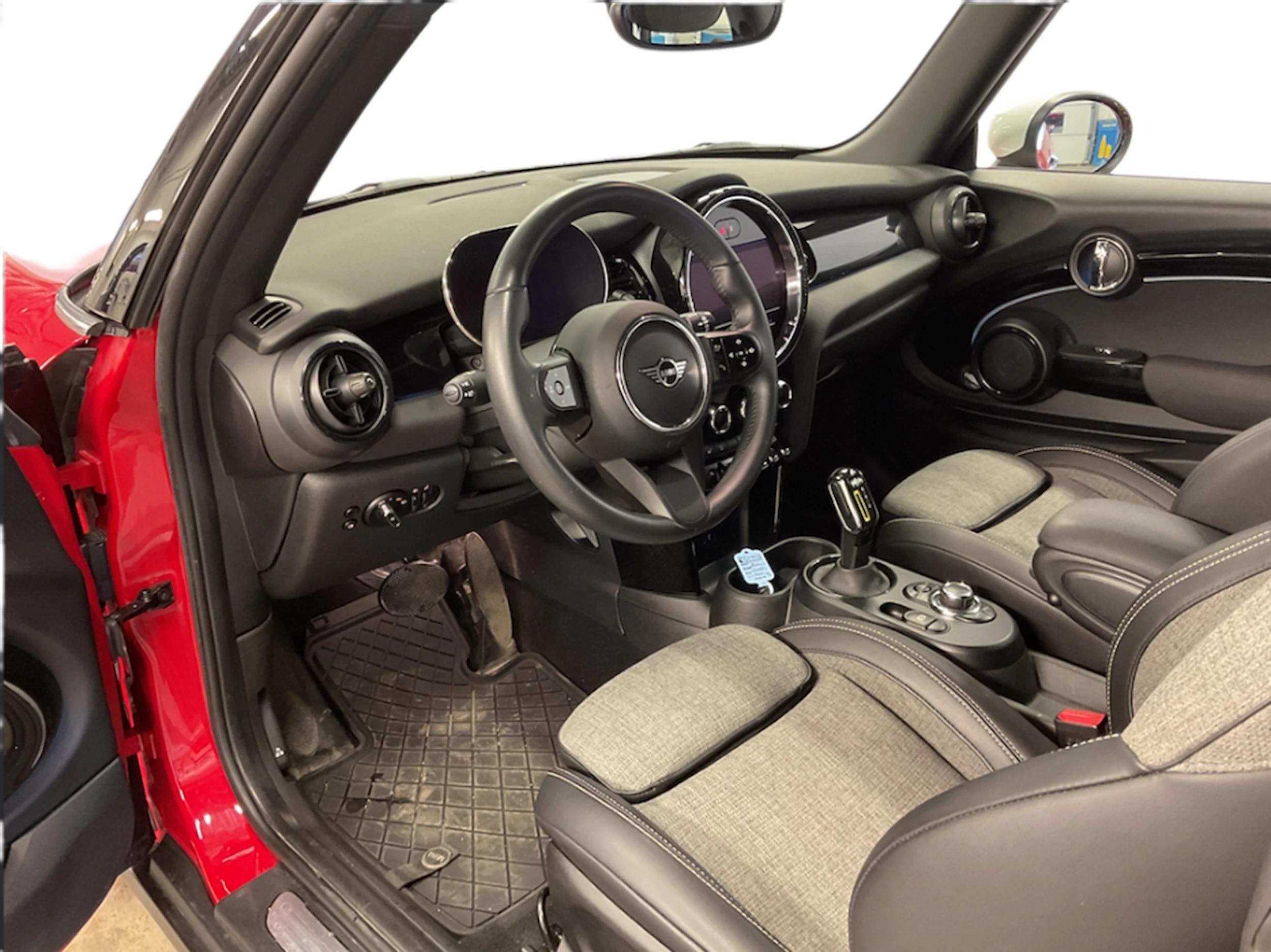 punainen Mini Cooper 2023 kuva 3.