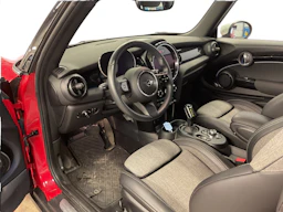punainen Mini Cooper 2023 kuva 3.
