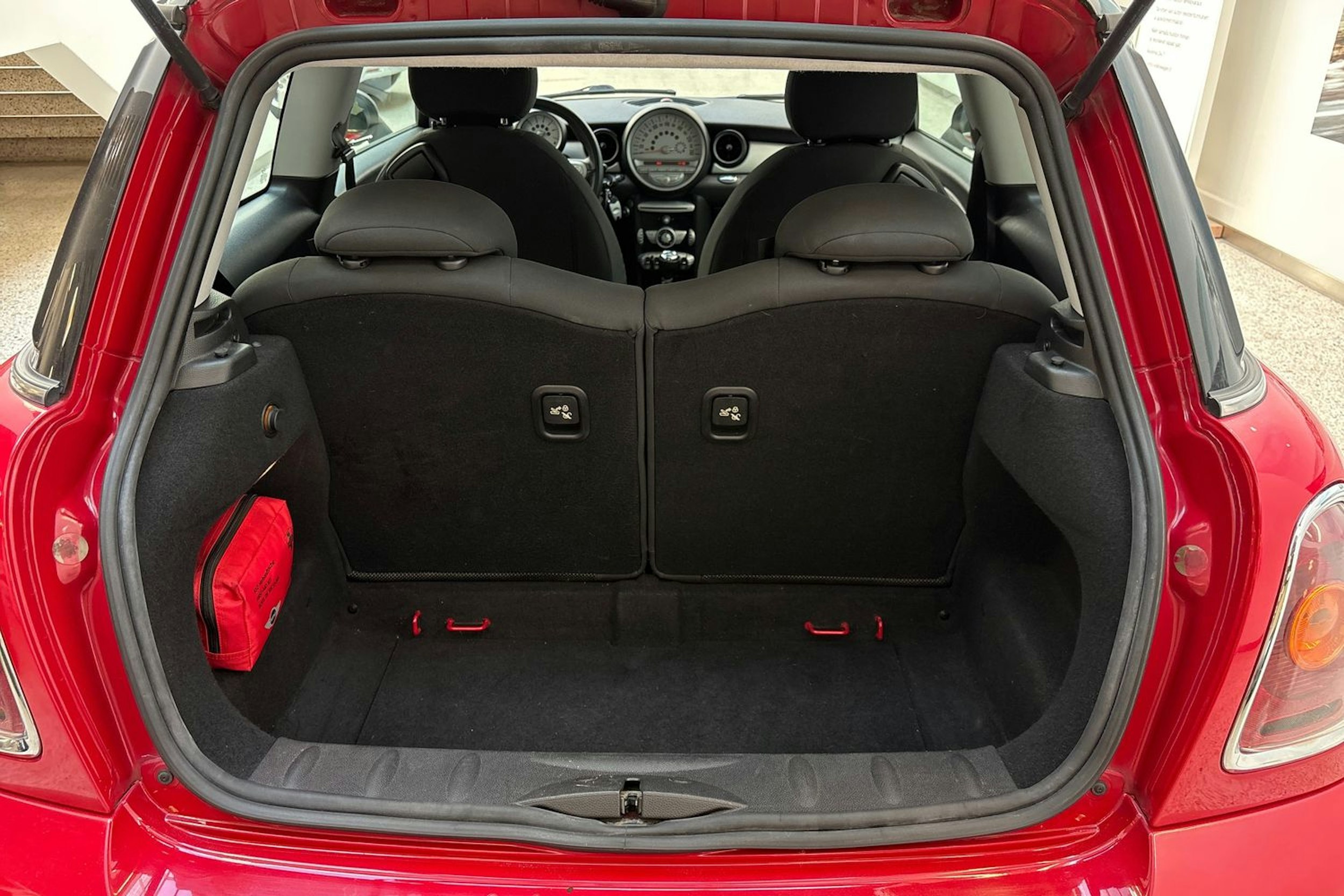 punainen Mini Cooper D 2009 kuva 14.