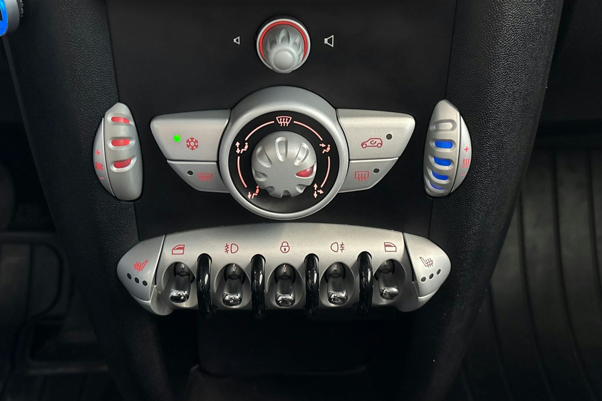 punainen Mini Cooper D 2009 kuva 23.