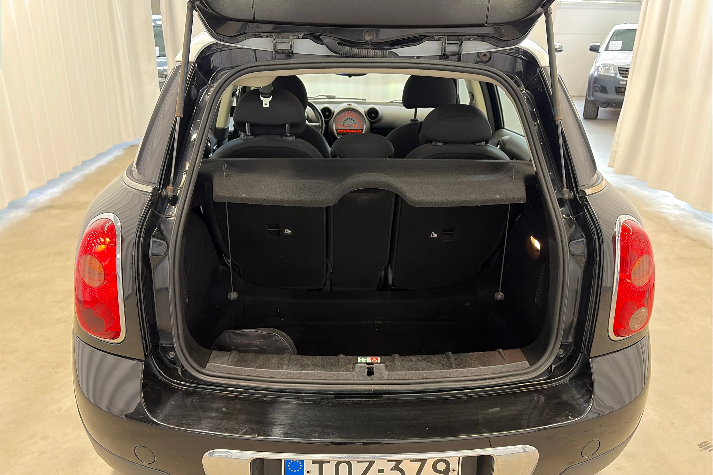 musta Mini Cooper D 2011 kuva 16.