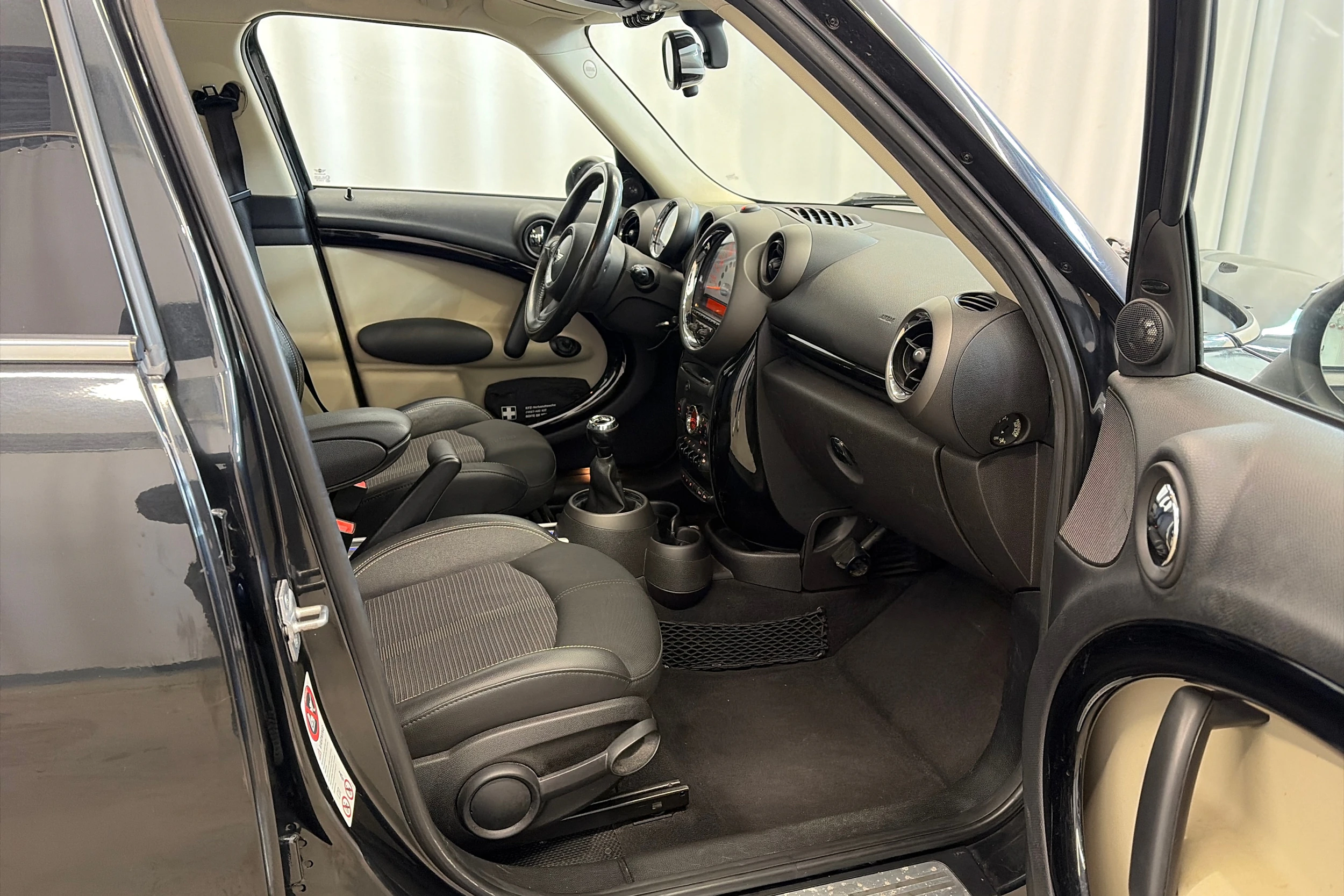 musta Mini Cooper D 2011 kuva 17.
