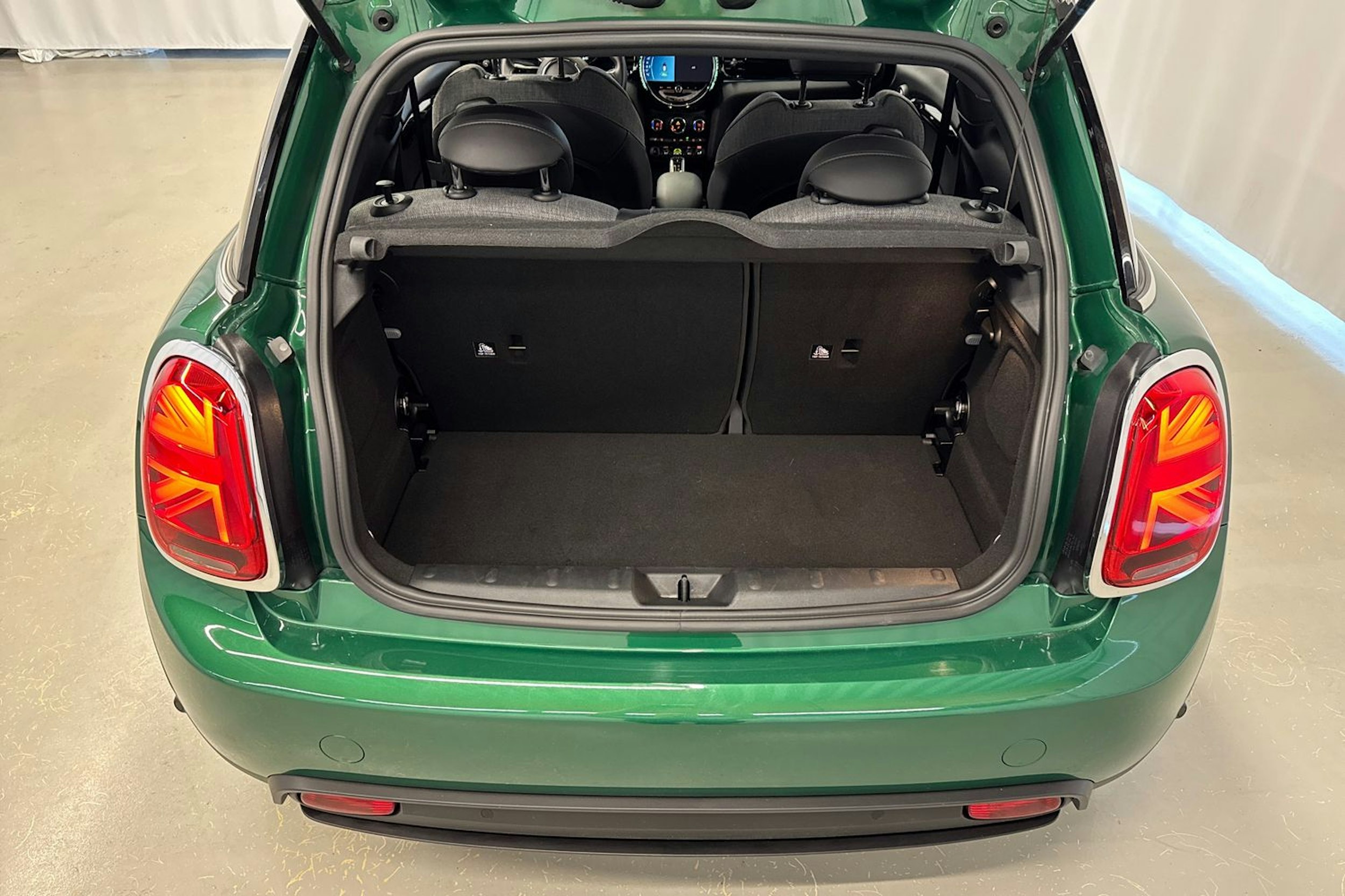 met. vihreä Mini Cooper SE 2022 kuva 16.