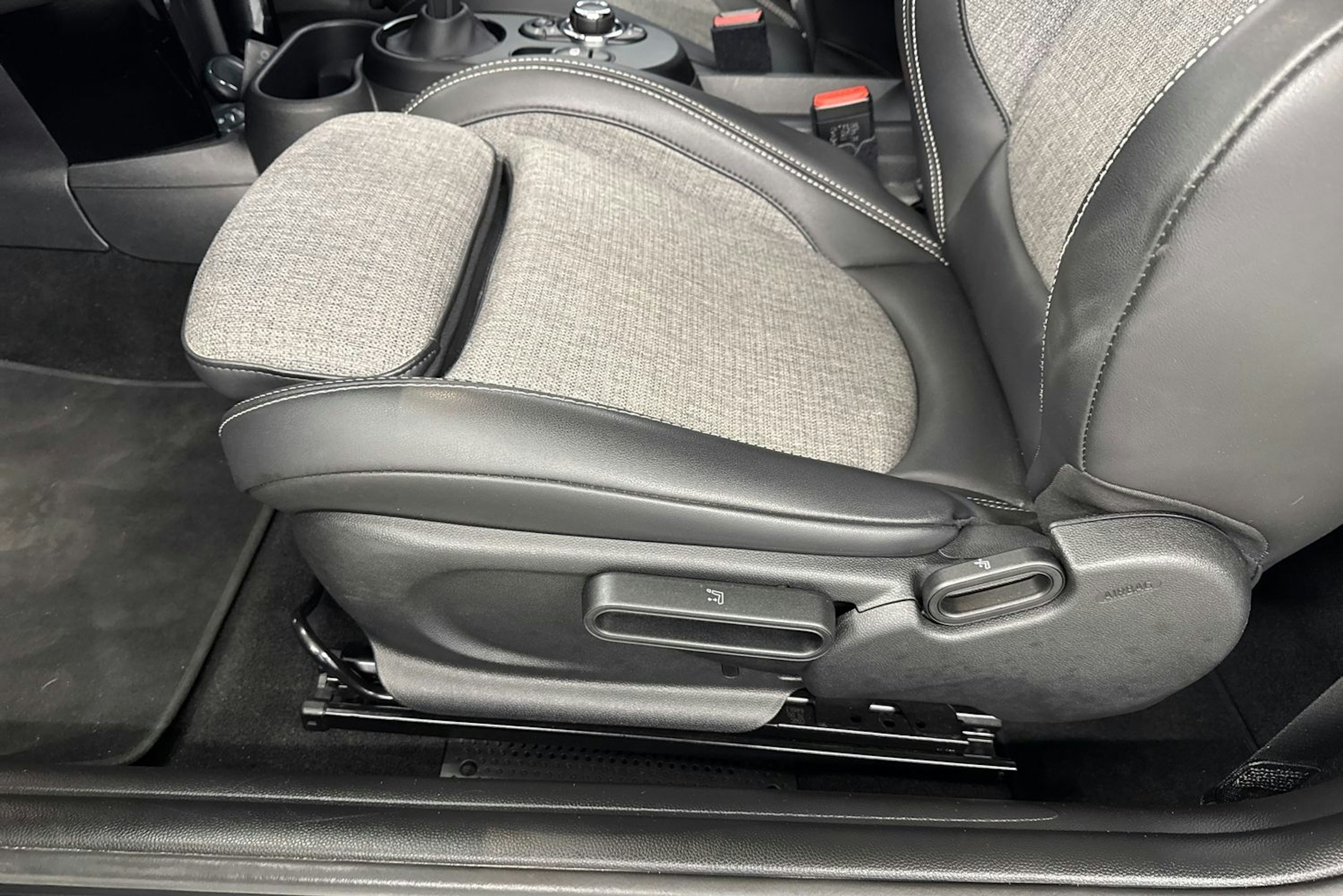 met. vihreä Mini Cooper SE 2022 kuva 17.