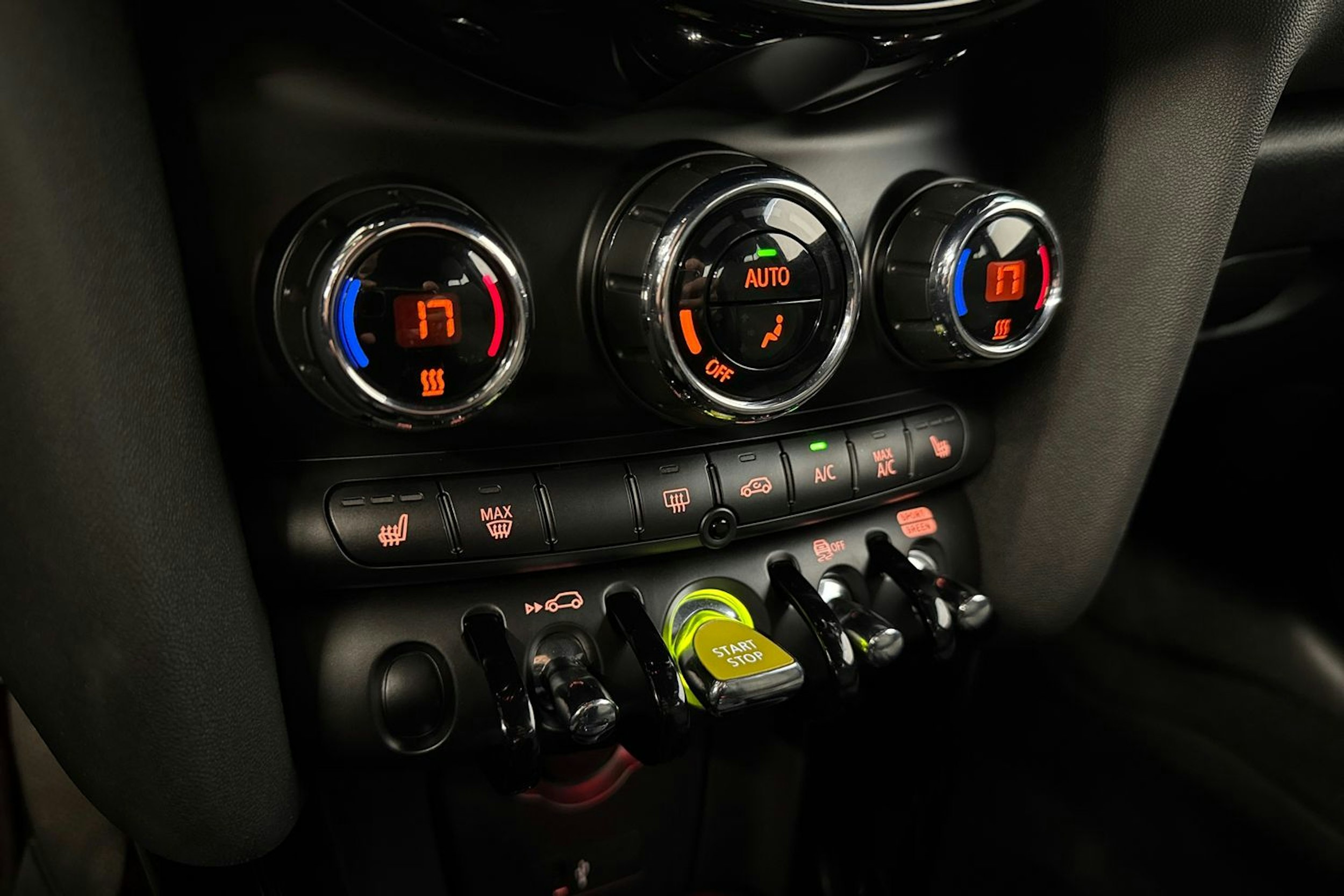 met. vihreä Mini Cooper SE 2022 kuva 24.