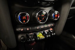 met. vihreä Mini Cooper SE 2022 kuva 24.