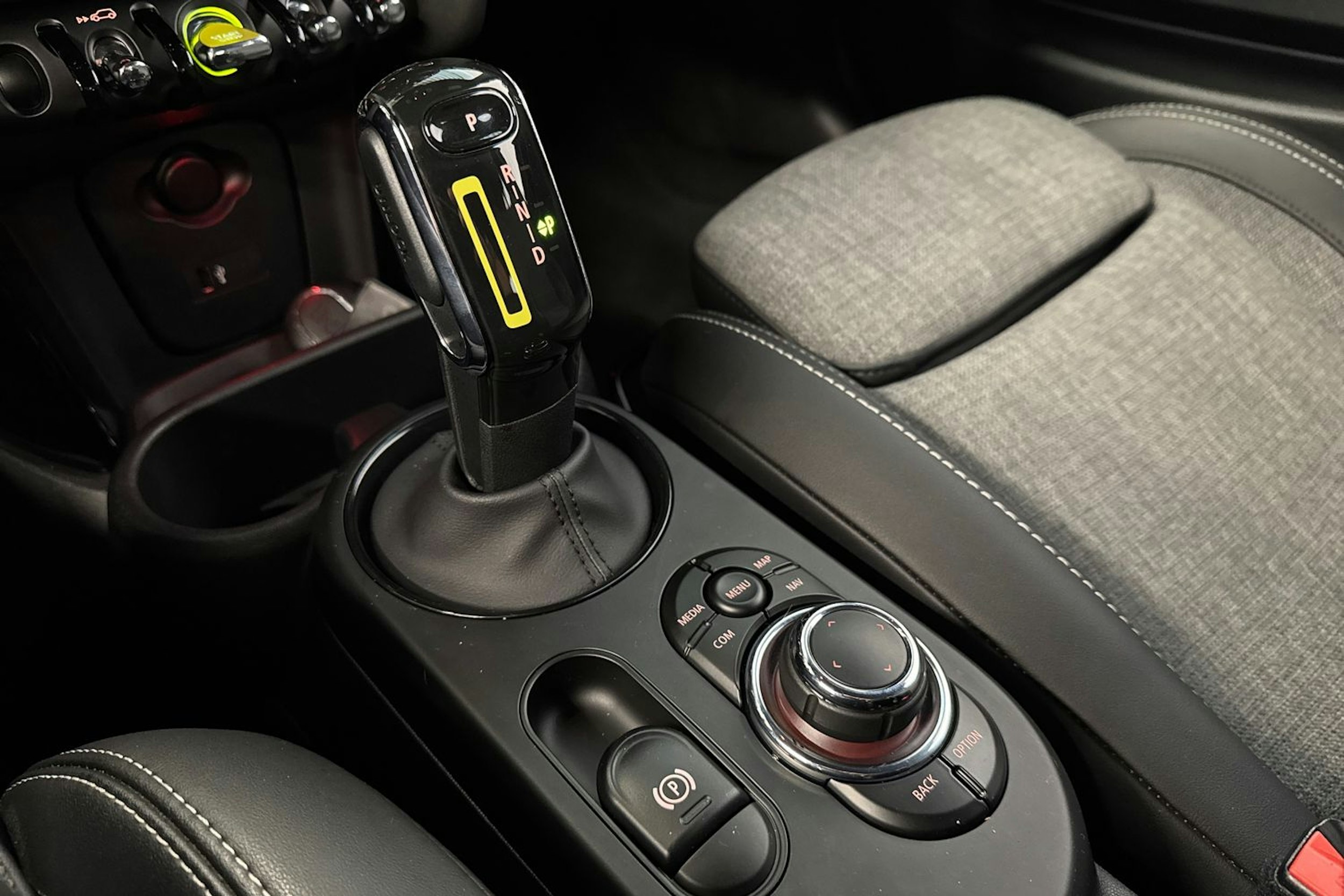 met. vihreä Mini Cooper SE 2022 kuva 26.