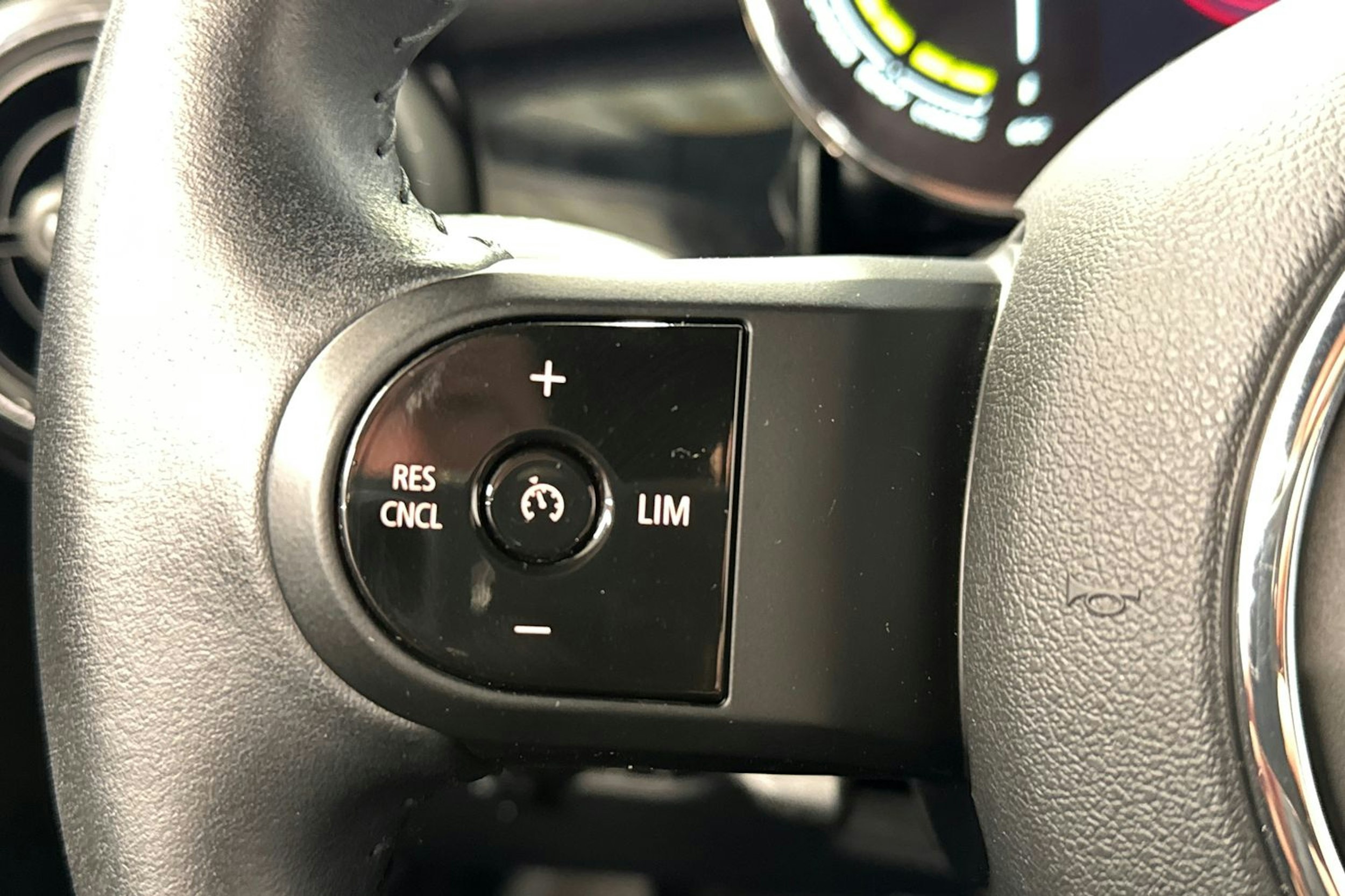 met. vihreä Mini Cooper SE 2022 kuva 27.
