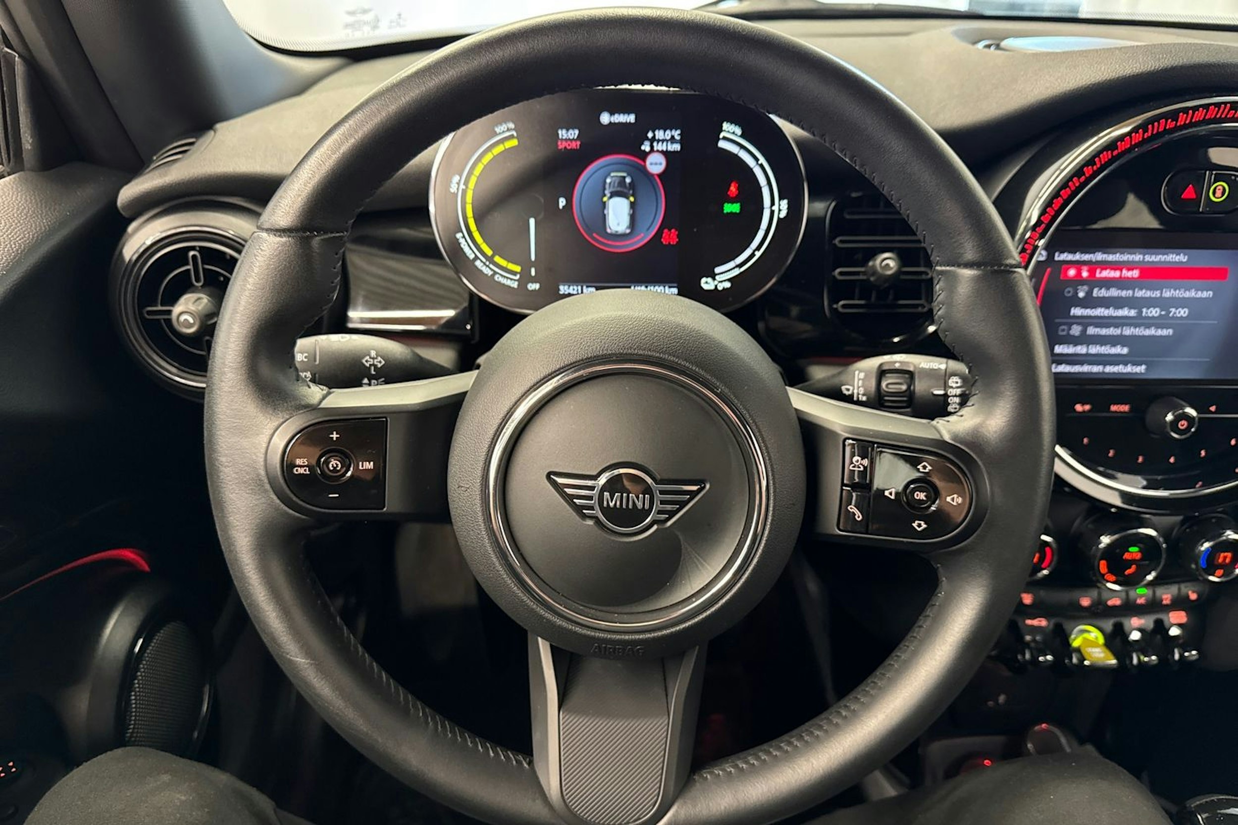 met. vihreä Mini Cooper SE 2022 kuva 29.