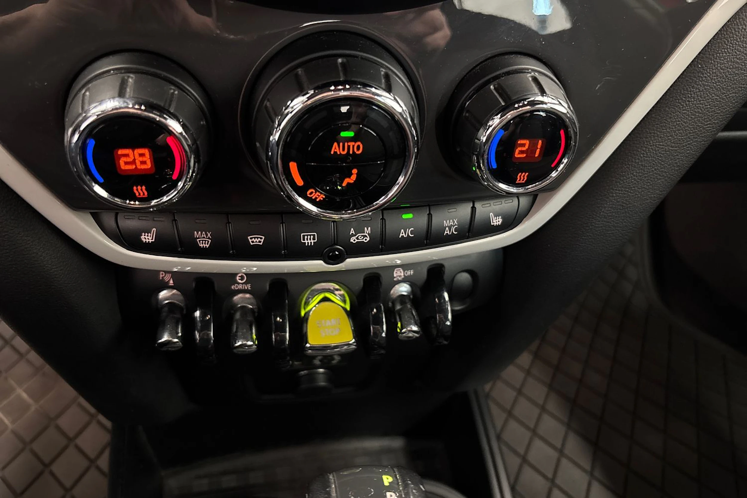punainen Mini Countryman 2017 kuva 18.