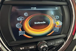 punainen Mini Countryman 2017 kuva 24.