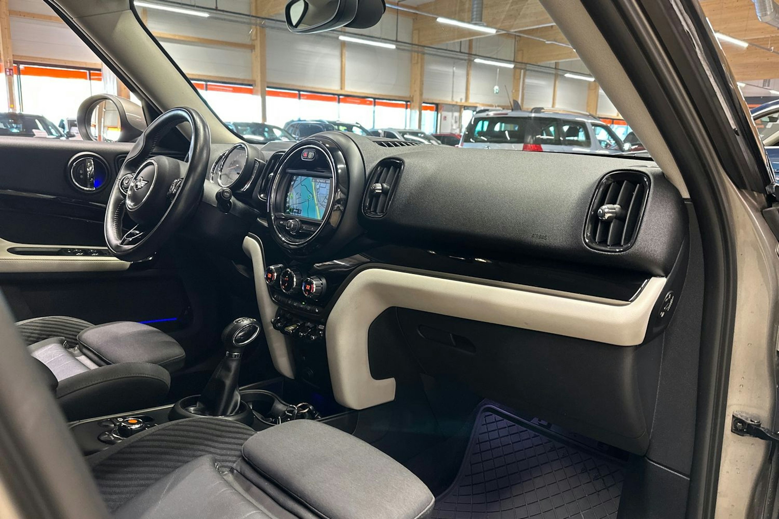 harmaa Mini Countryman 2018 kuva 14.