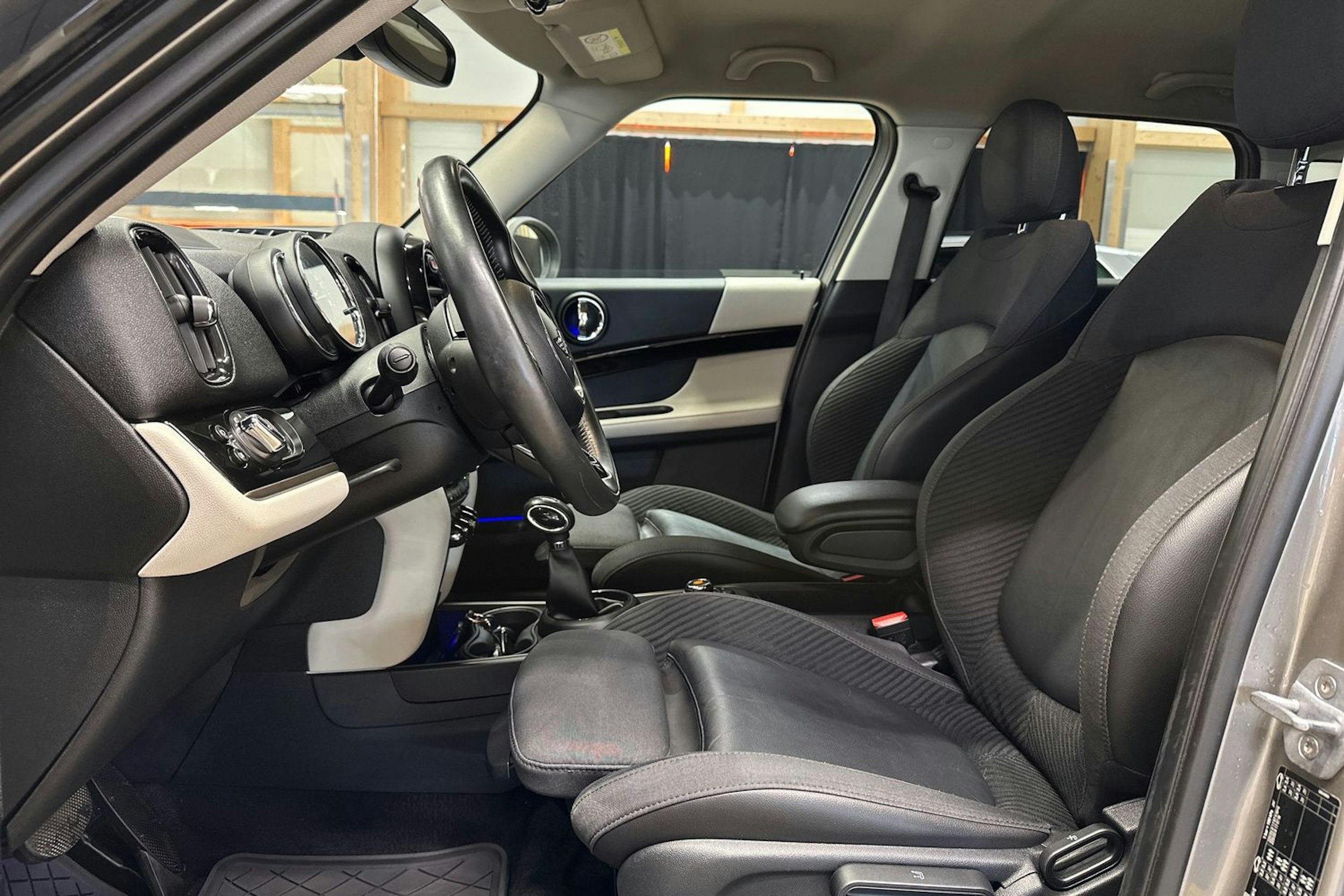 harmaa Mini Countryman 2018 kuva 17.