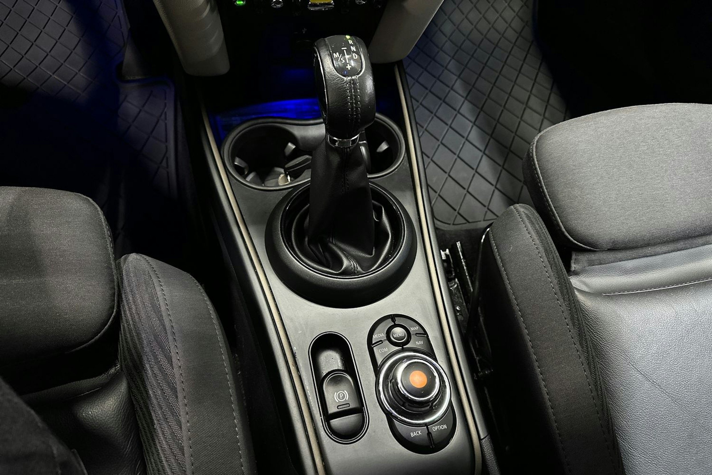 harmaa Mini Countryman 2018 kuva 24.