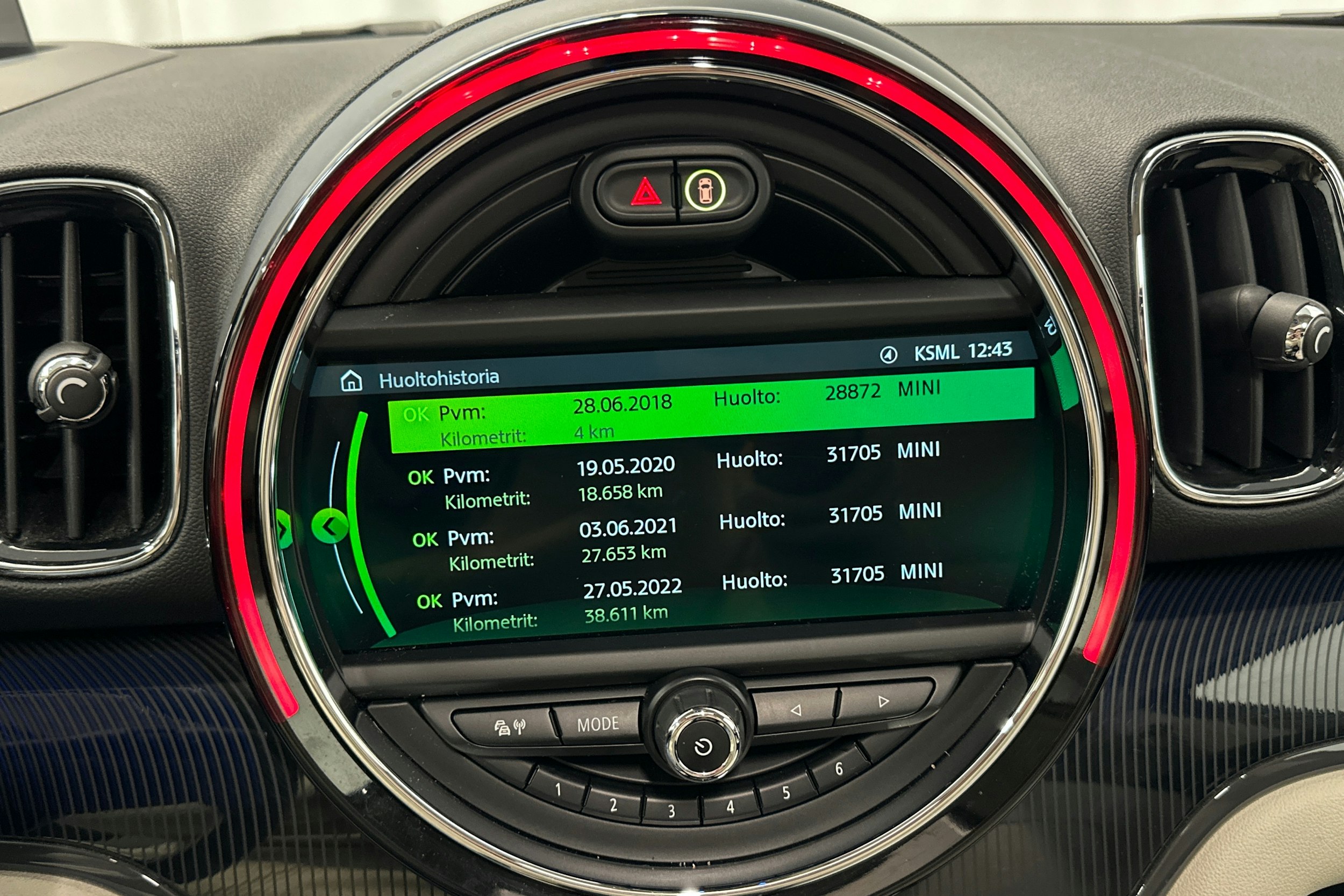 met. harmaa Mini Countryman 2018 kuva 26.