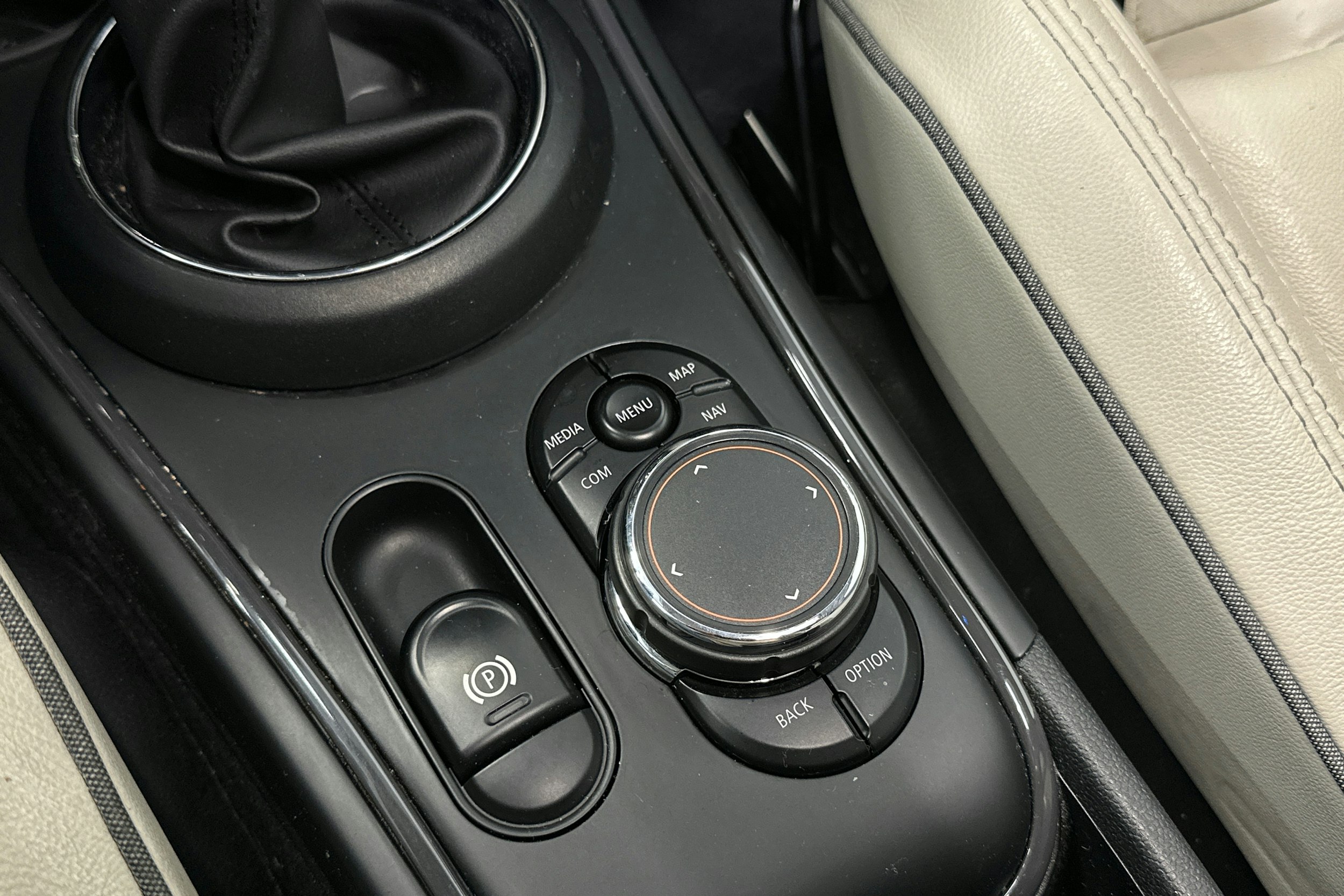 met. harmaa Mini Countryman 2018 kuva 29.