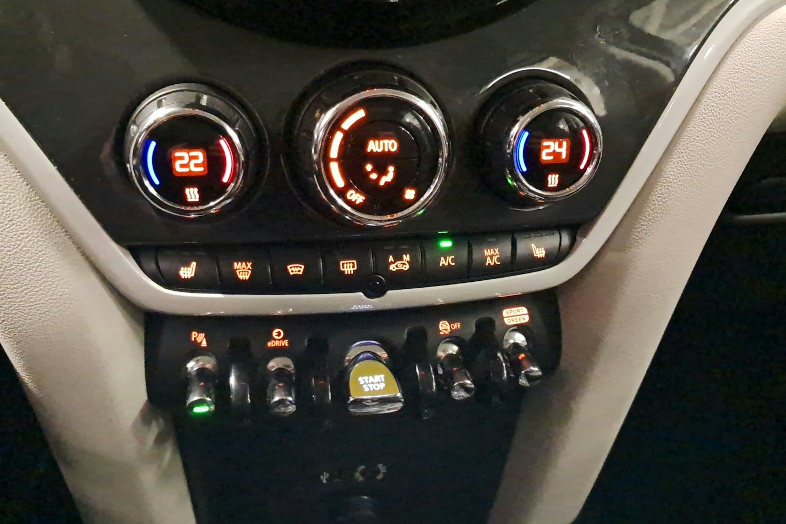 vihreä Mini Countryman 2018 kuva 27.