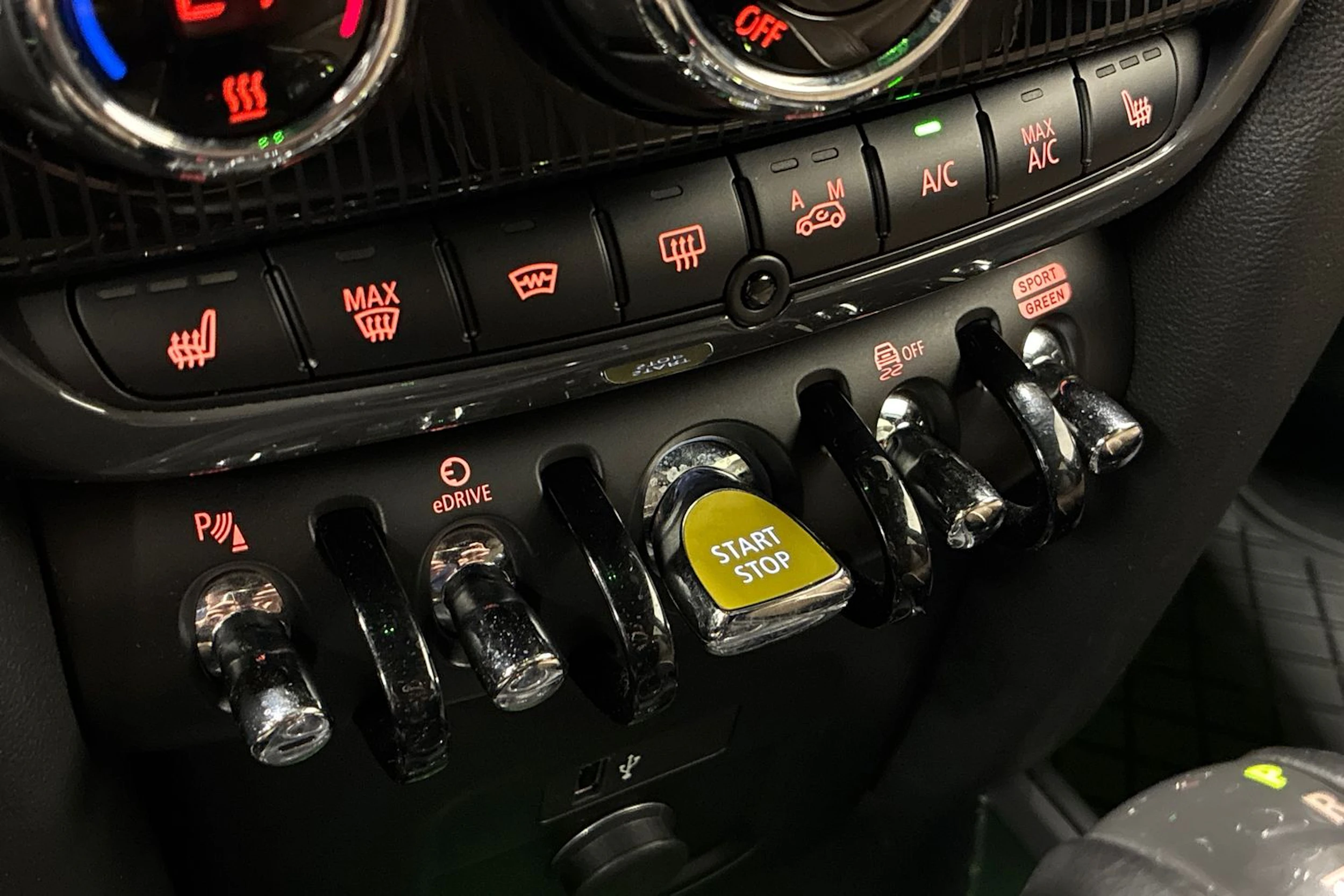 vihreä Mini Countryman 2019 kuva 19.