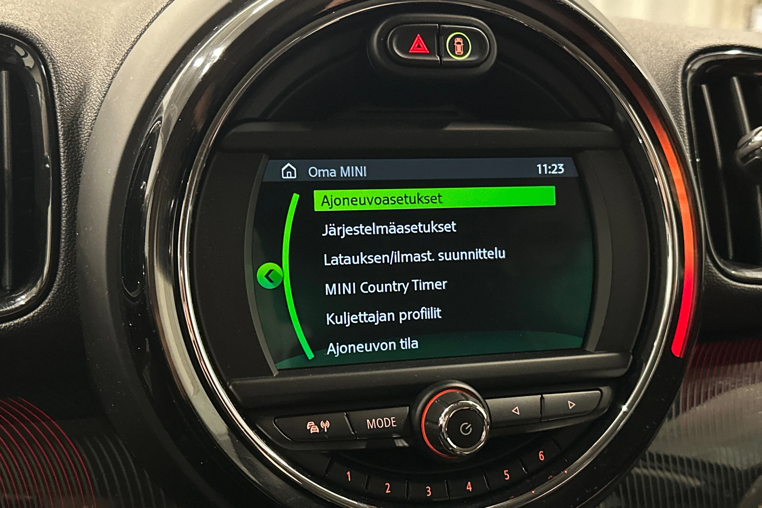 vihreä Mini Countryman 2019 kuva 18.