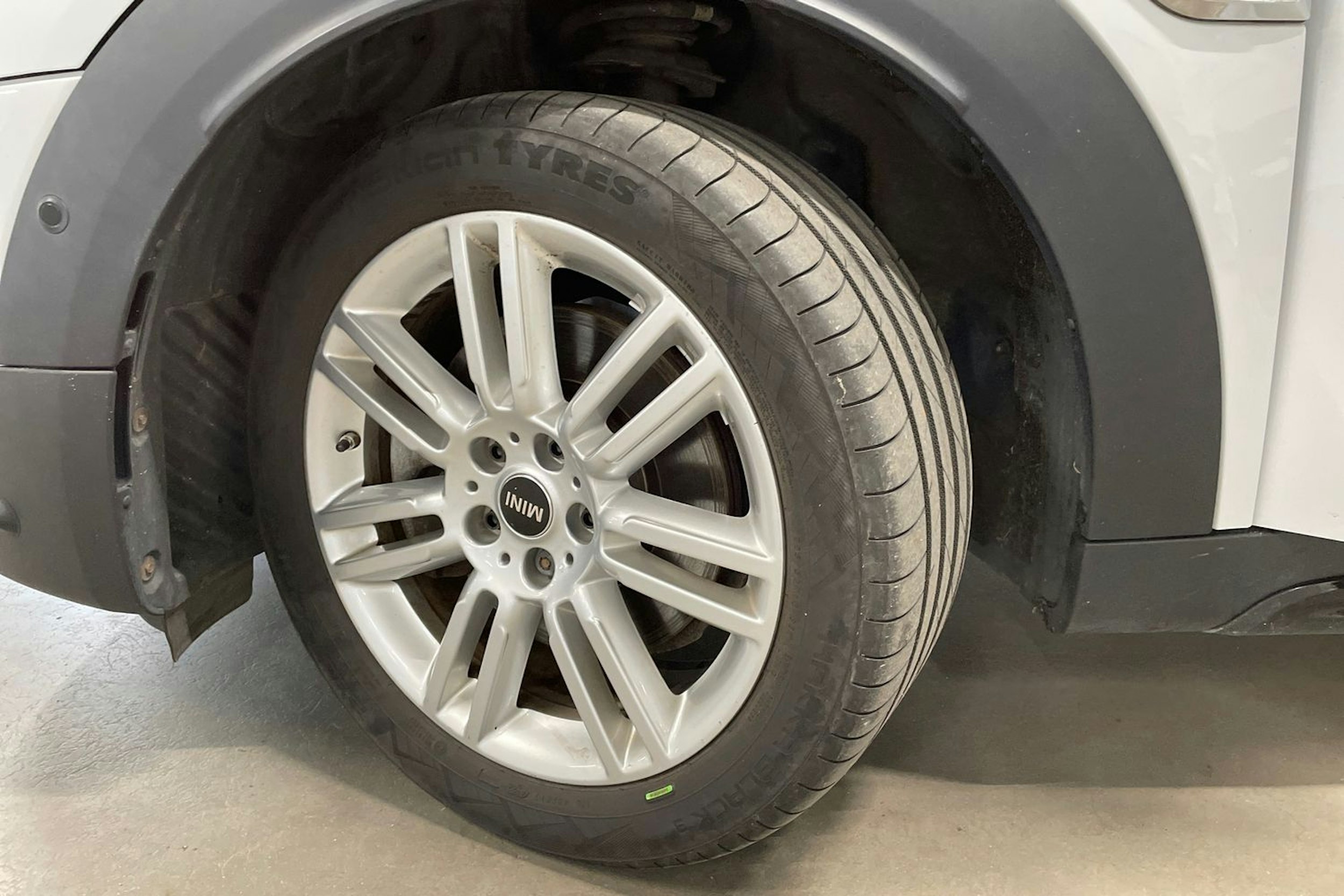 valkoinen Mini Countryman 2019 kuva 13.