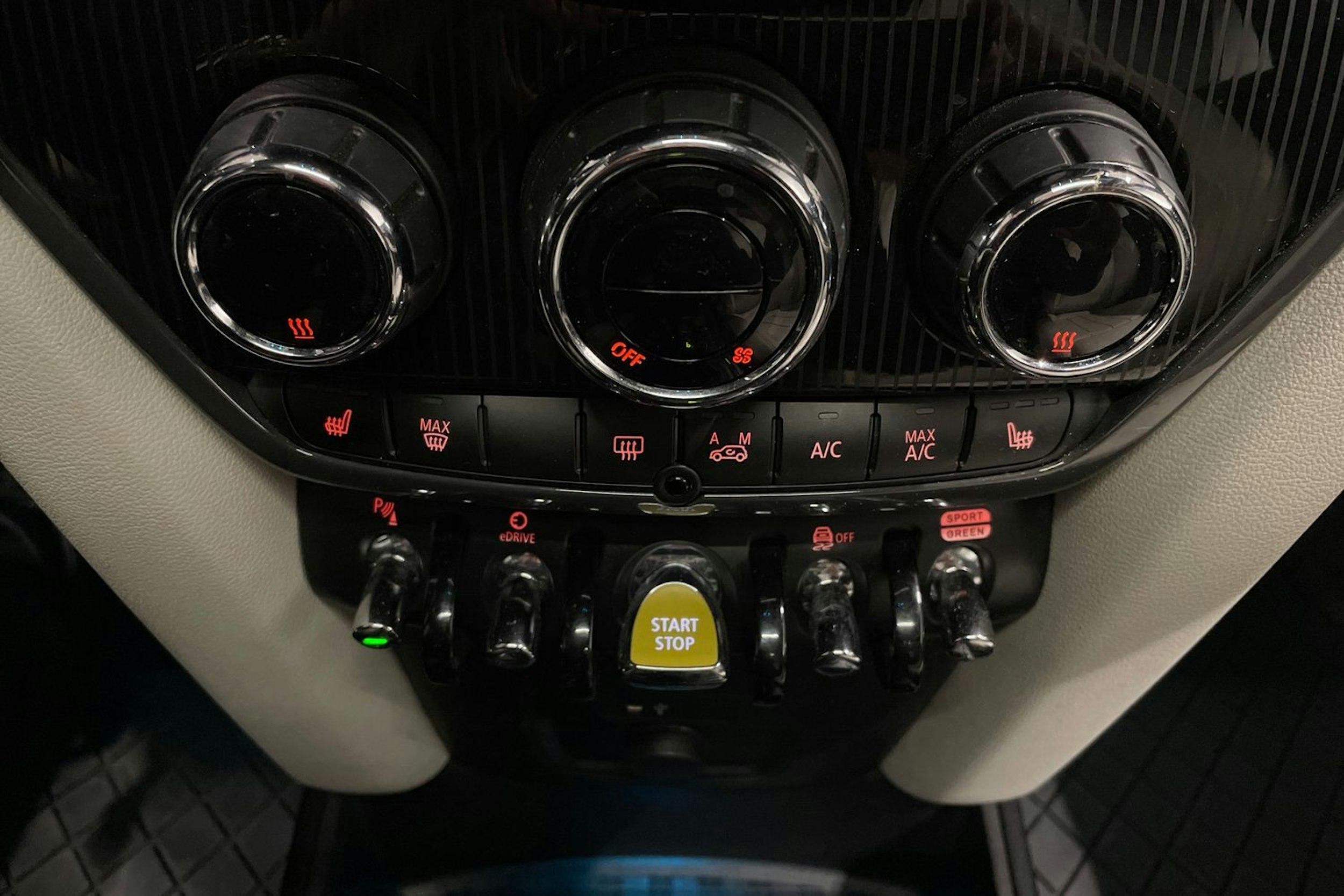 valkoinen Mini Countryman 2019 kuva 21.