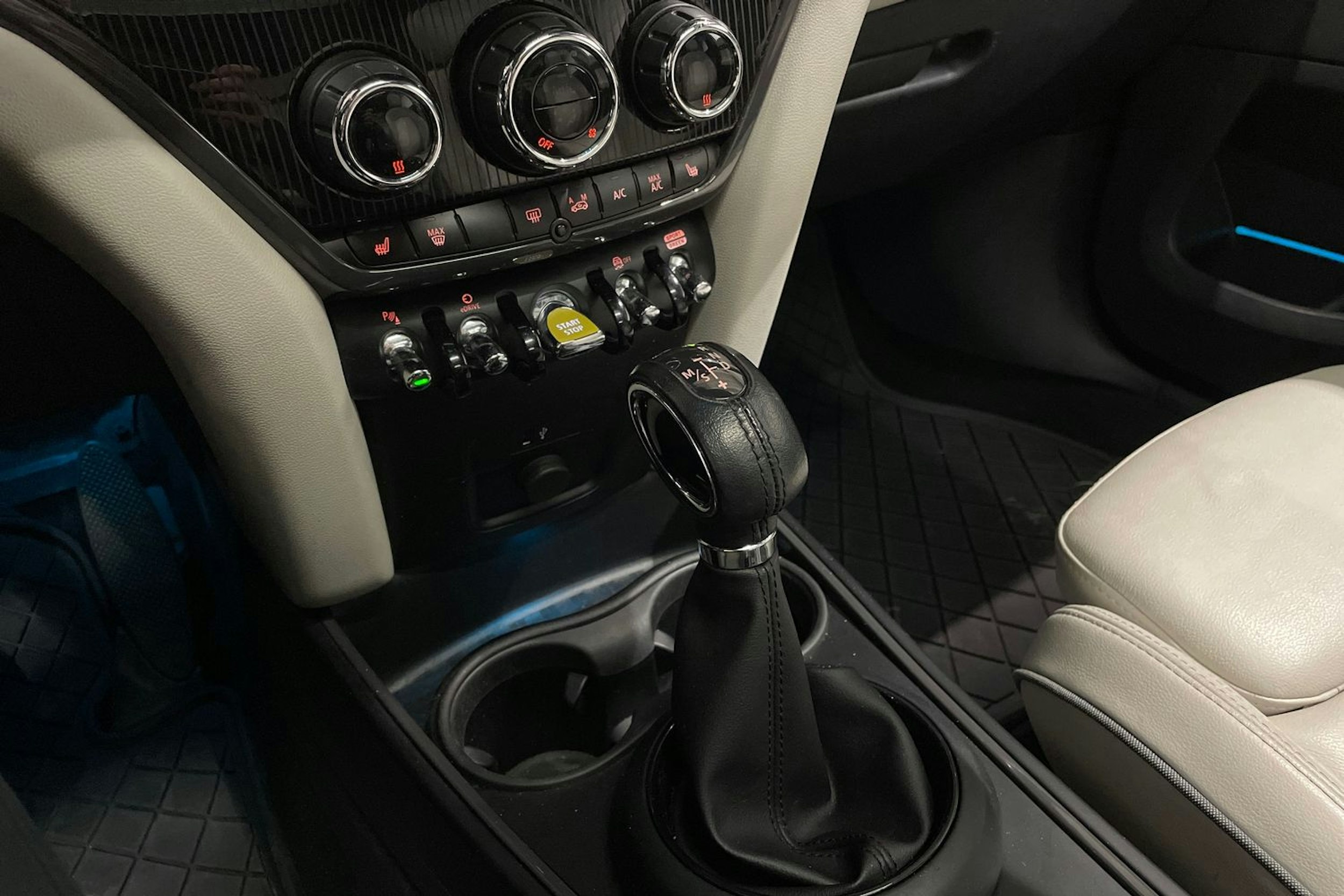 valkoinen Mini Countryman 2019 kuva 22.