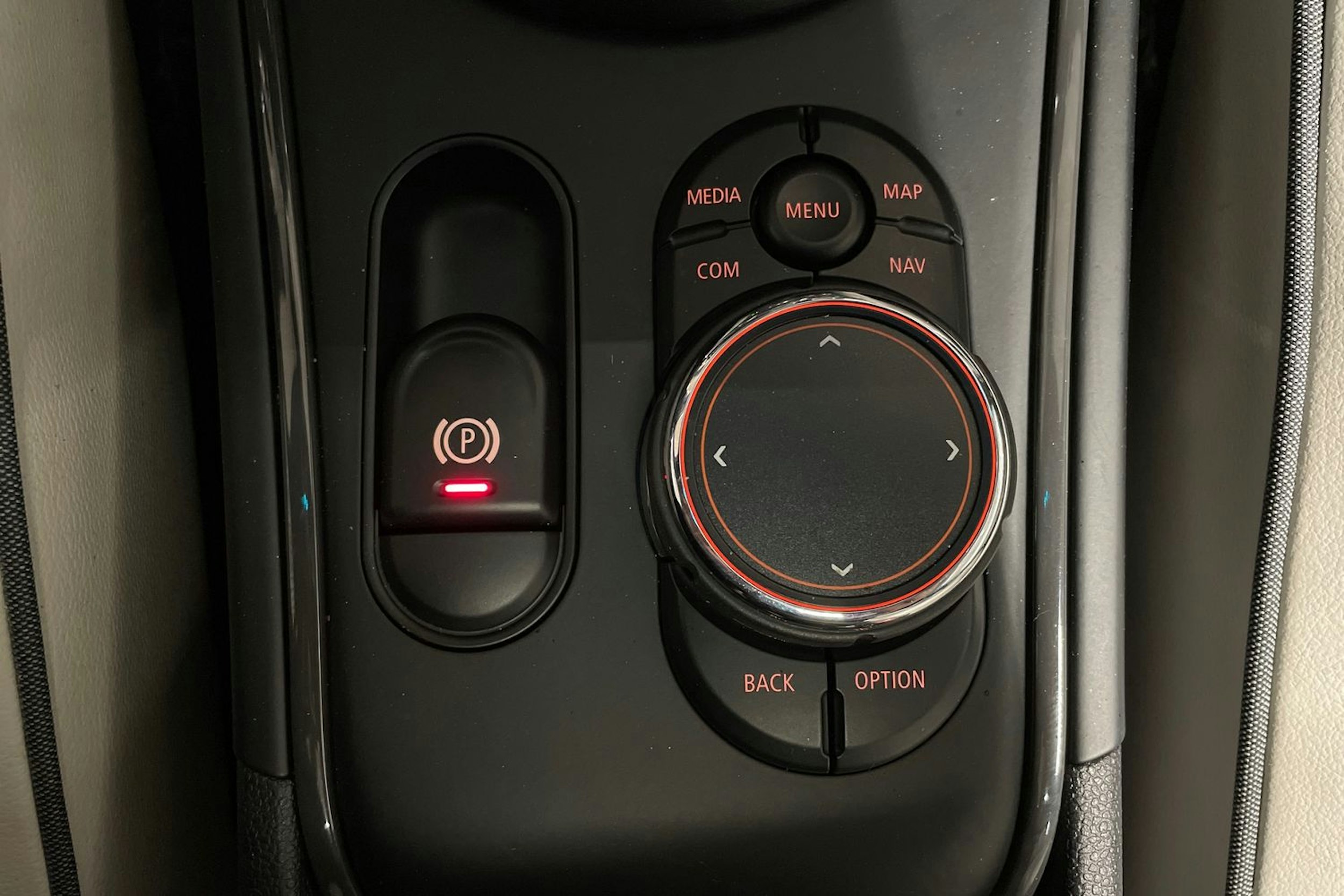 valkoinen Mini Countryman 2019 kuva 23.