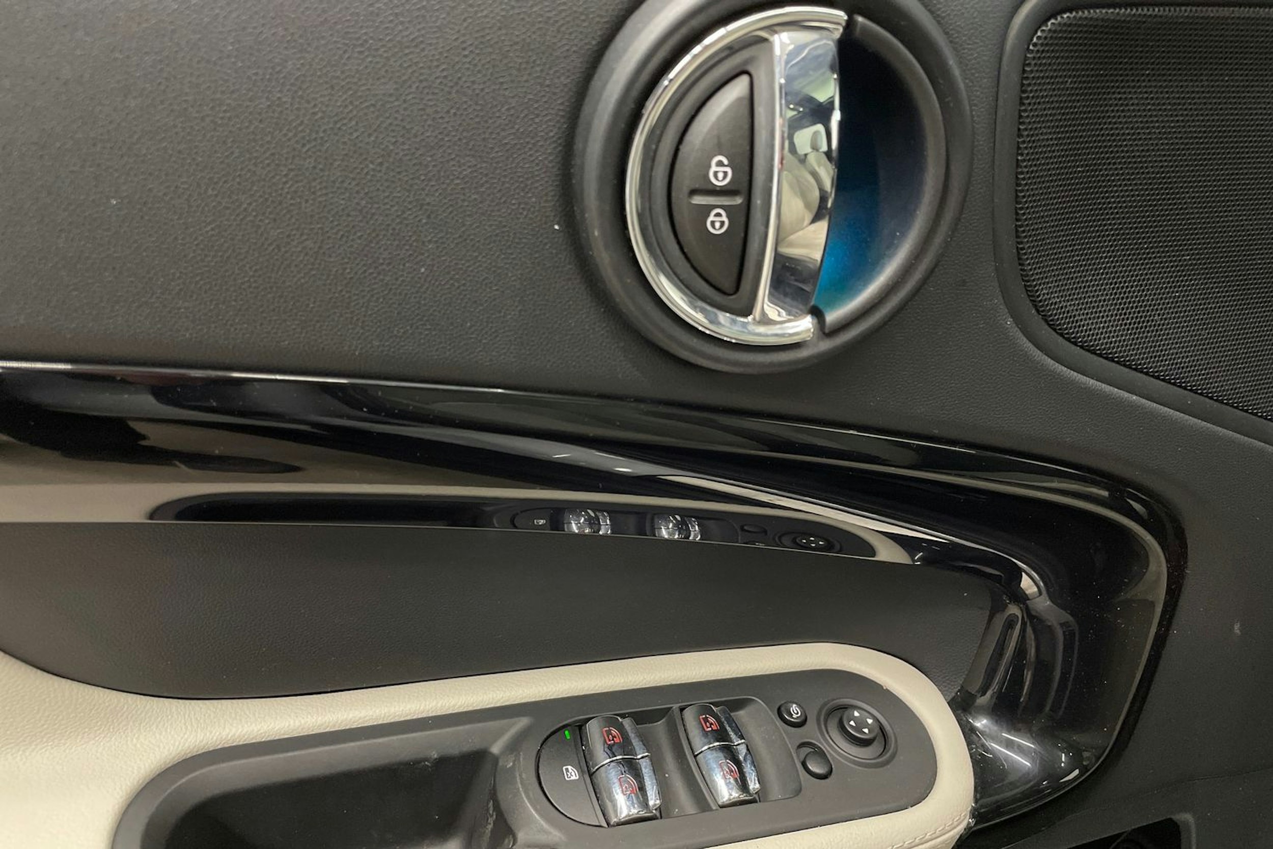 valkoinen Mini Countryman 2019 kuva 28.