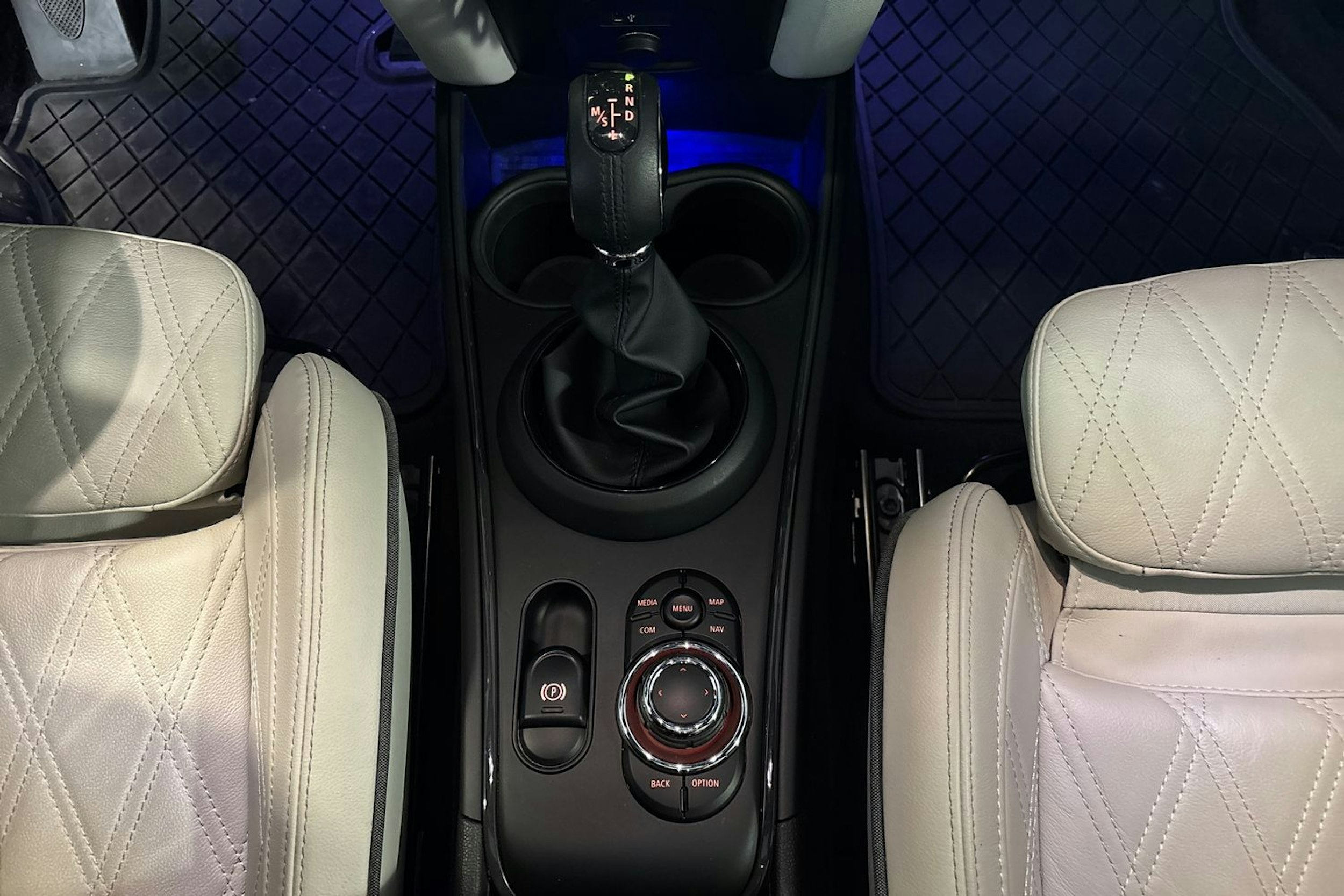 vihreä Mini Countryman 2022 kuva 24.