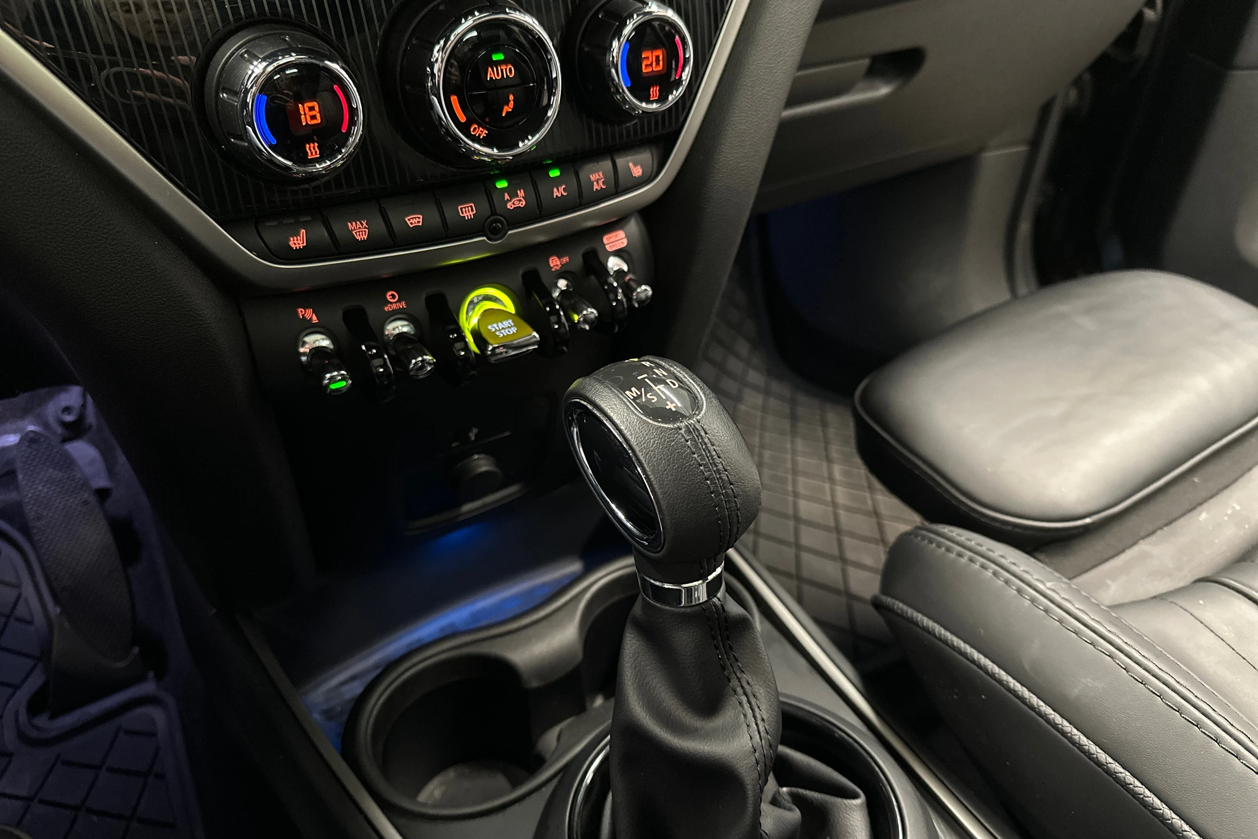 musta Mini Countryman 2023 kuva 21.
