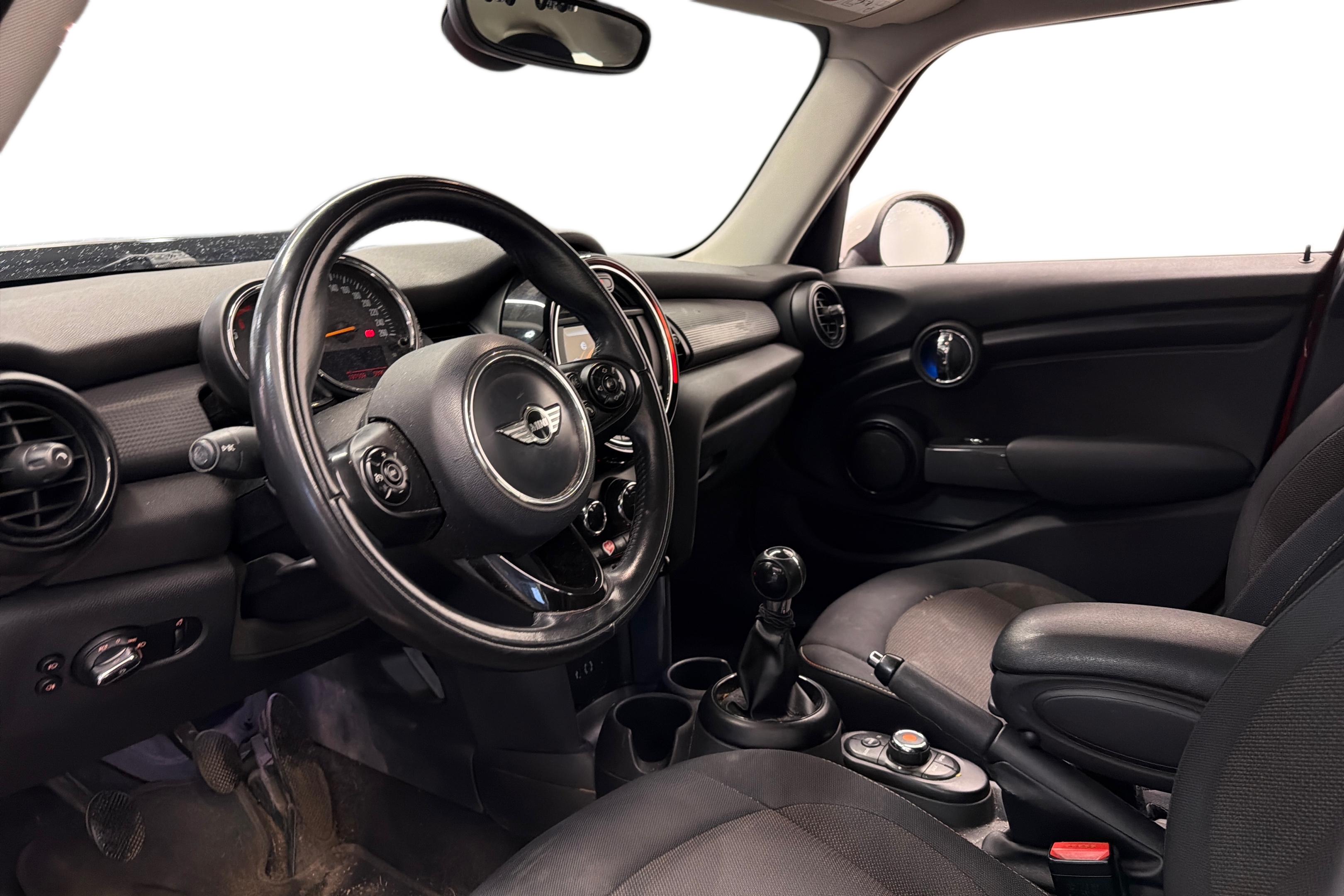 MINI Cooper 5-ovinen Cooper D 2015, bild 3/3