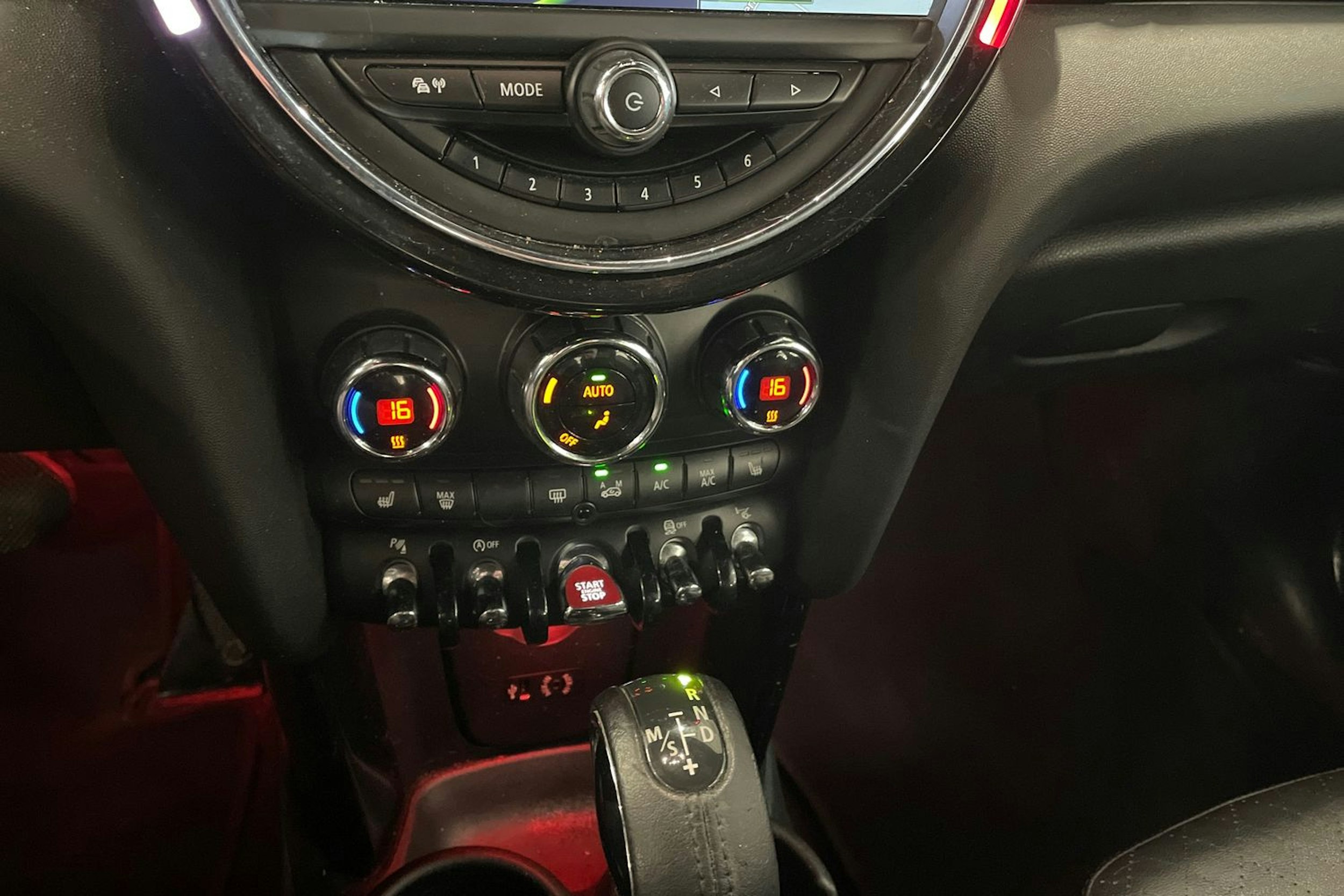 punainen Mini Hatchback 2014 kuva 19.