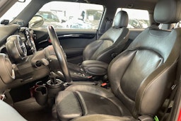 punainen Mini Hatchback 2014 kuva 24.
