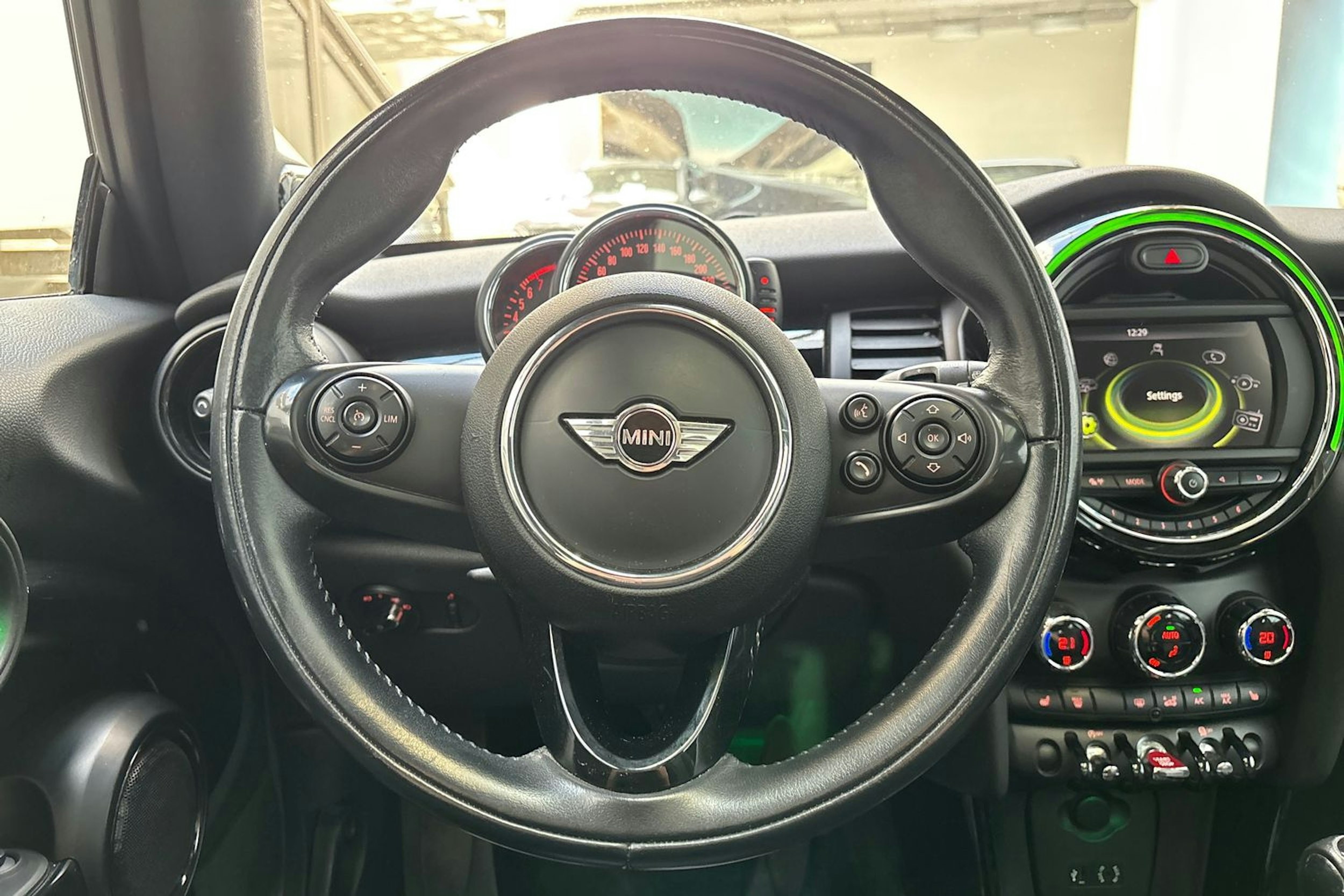 valkoinen Mini Hatchback 2015 kuva 16.