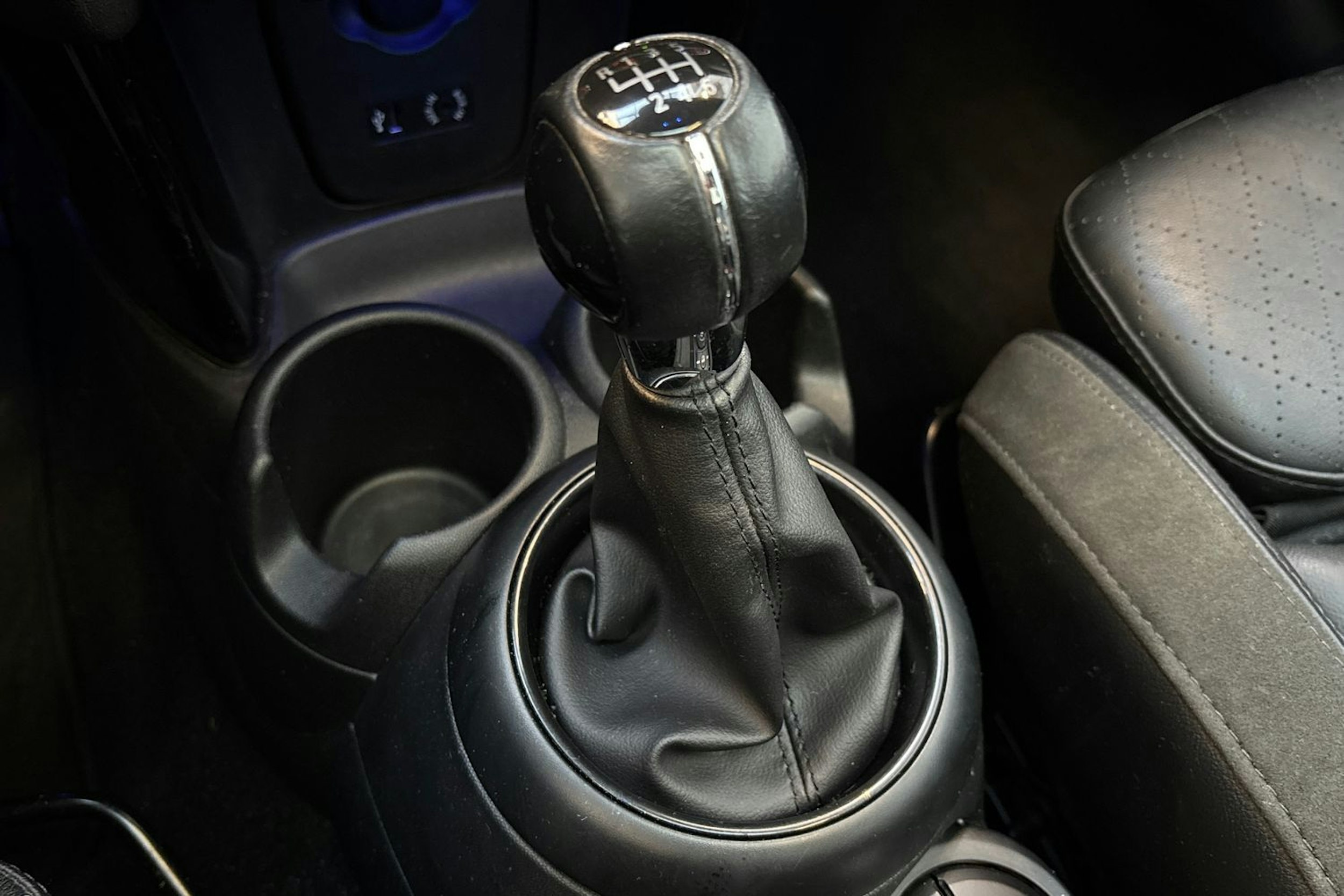 valkoinen Mini Hatchback 2015 kuva 22.