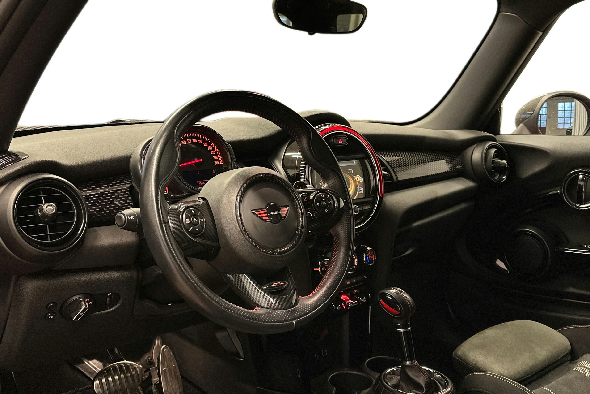 punainen Mini Hatchback 2016 kuva 3.