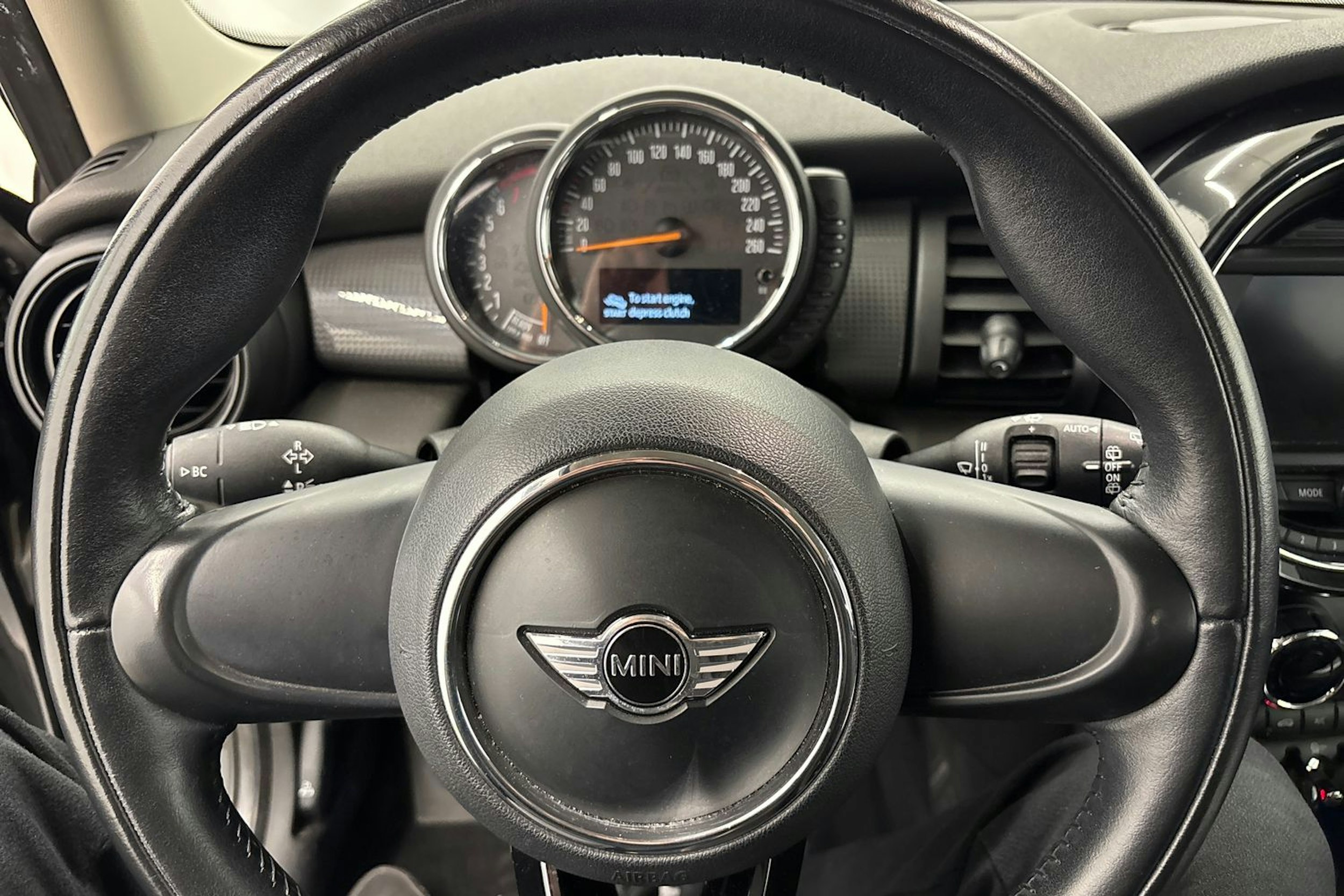 musta Mini Hatchback 2017 kuva 15.