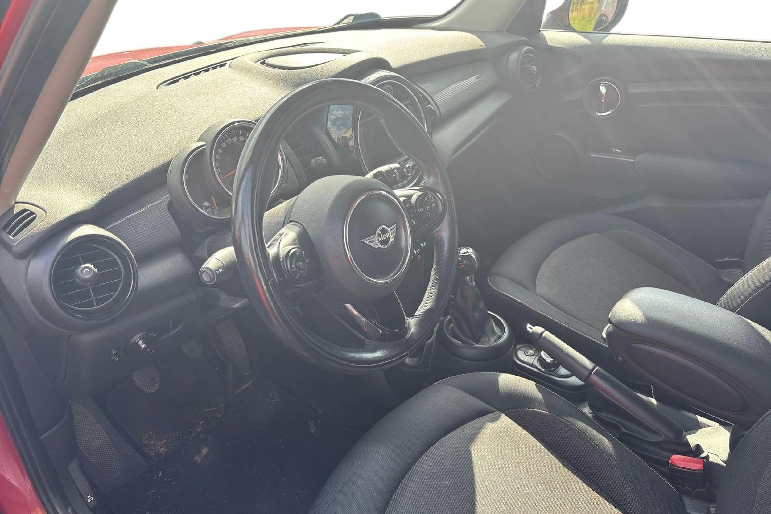 Punainen Mini Hatchback 2018 kuva 3.