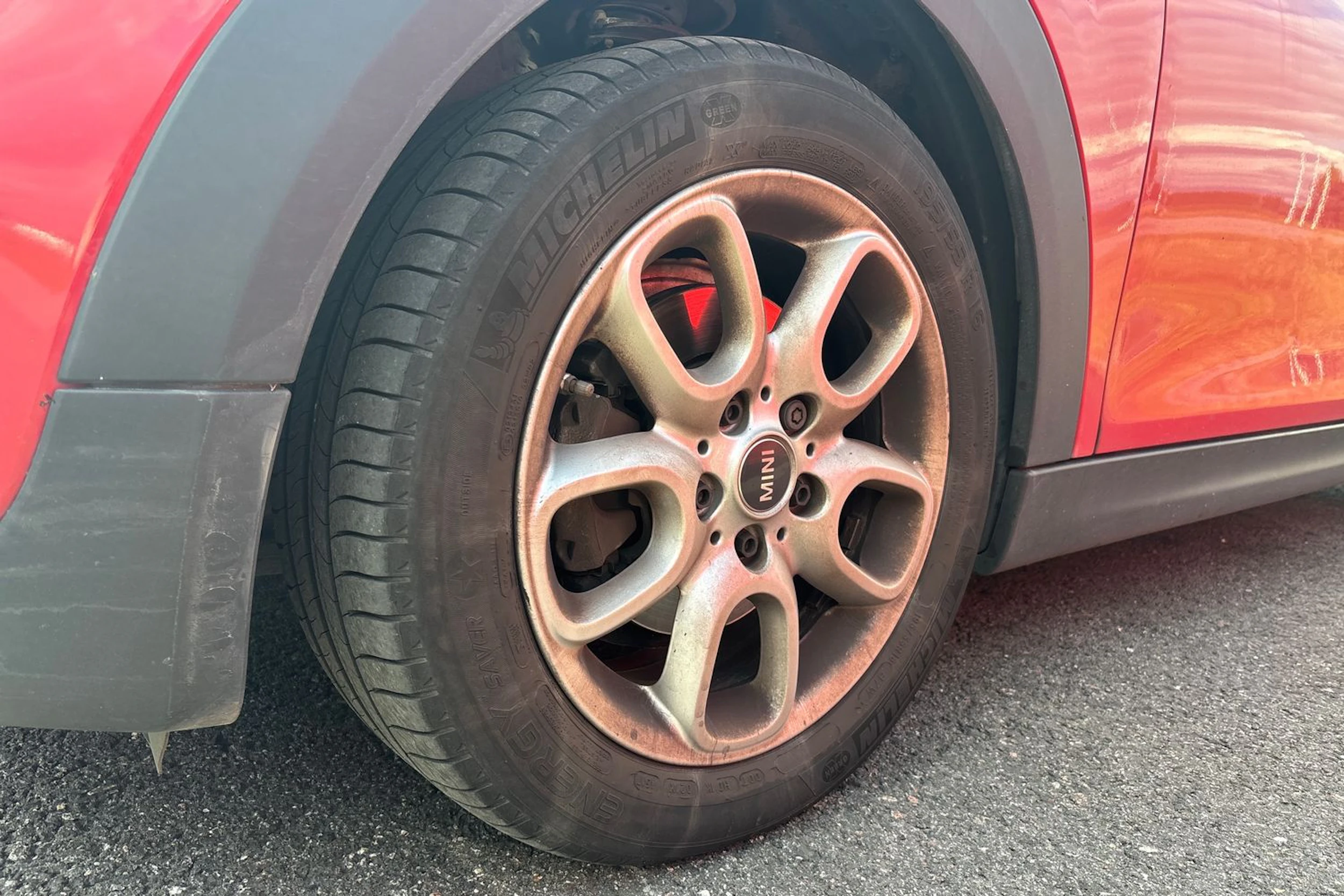 Punainen Mini Hatchback 2018 kuva 4.