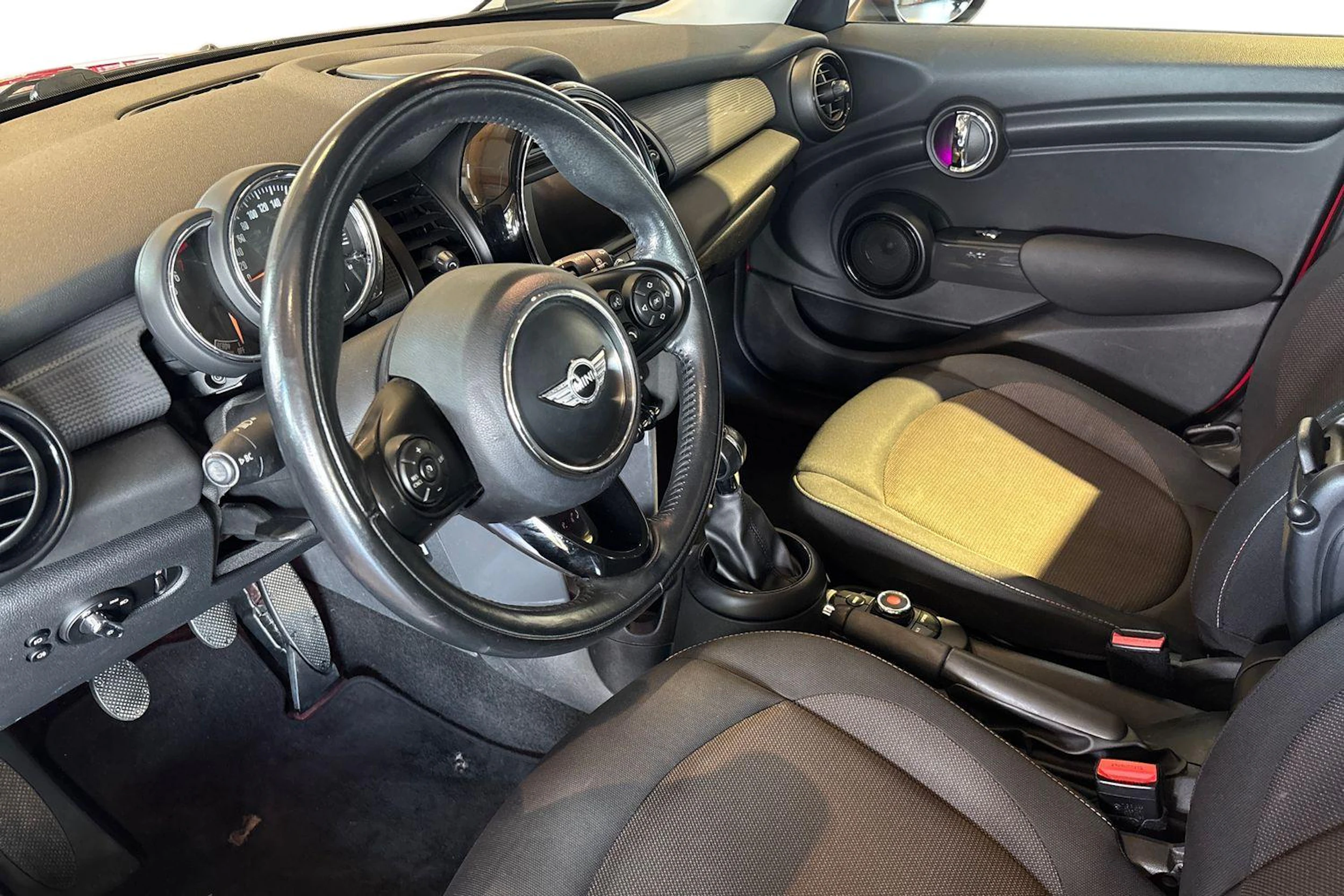 Punainen Mini Hatchback 2018 kuva 6.