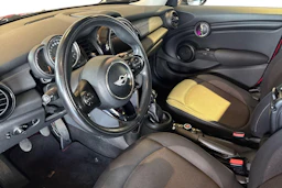 Punainen Mini Hatchback 2018 kuva 6.